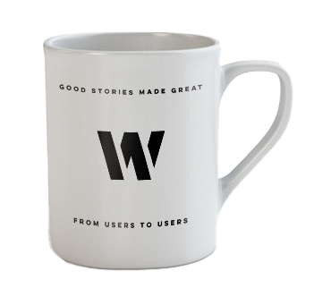 Una taza de cerámica blanca con un logotipo negro en el centro, y frases en inglés como 'Good stories made great' en la parte superior y 'From users to users' en la parte inferior.