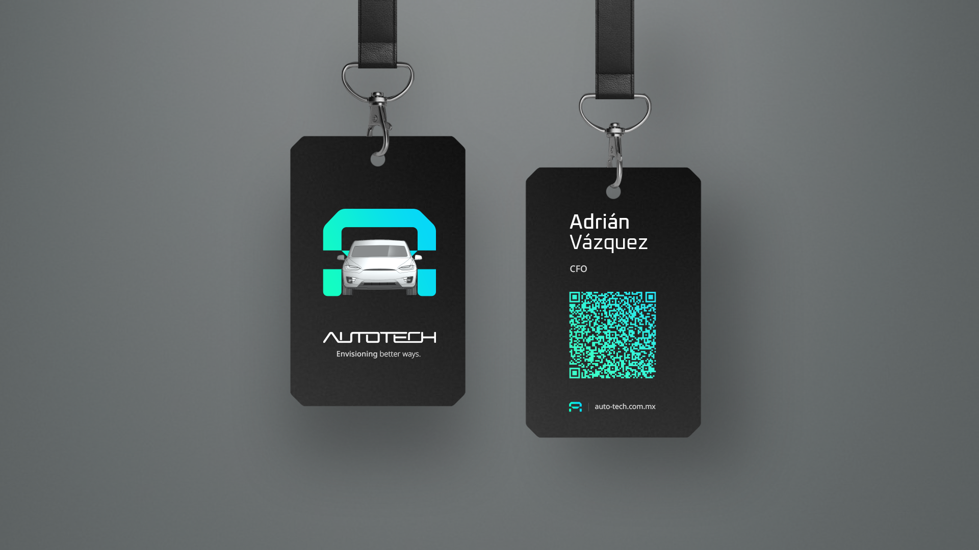 Tarjeta de identificación con logotipo de auto-tech, imagen de un coche y un código QR, con nombre Adrián Vázquez y cargo CFO.