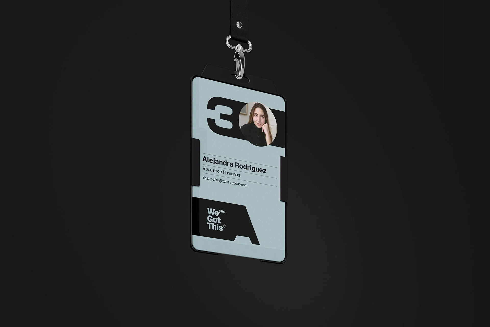 Tarjeta de identificación con foto de una mujer, nombre Alejandra Rodríguez, área Recursos Humanos, dirección de correo electrónico y fondo negro.