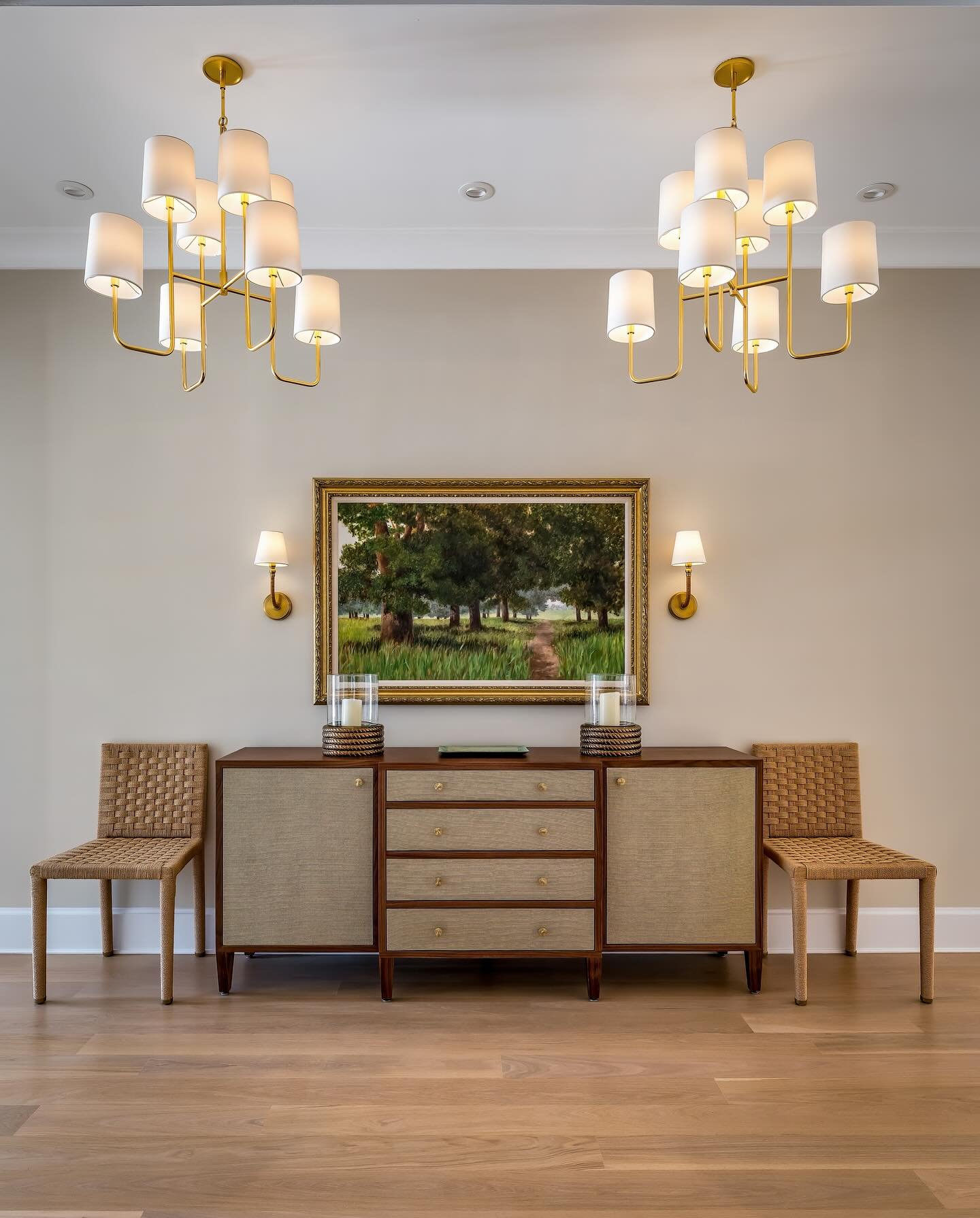 Where symmetry meets serenity - thoughtful design is about more than just style. It&rsquo;s about creating balance, inviting calm, and creating a comfortable home

📸@dcarbophoto

#interiordesign #designbuild #roomtransformation #maggiesofmadison #lu