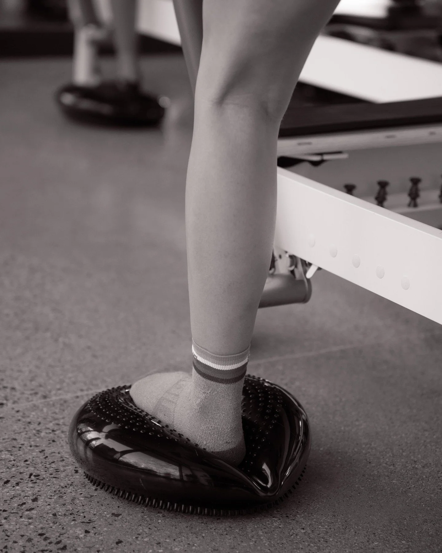 That little wobbly thing under your foot?
Yeah, it's ruining your day on purpose.
Instability like that forces your body to fire muscles you didn&rsquo;t even know were slacking. Ankles, glutes, core, all hands on deck.
Looks simple. Burns like hell.