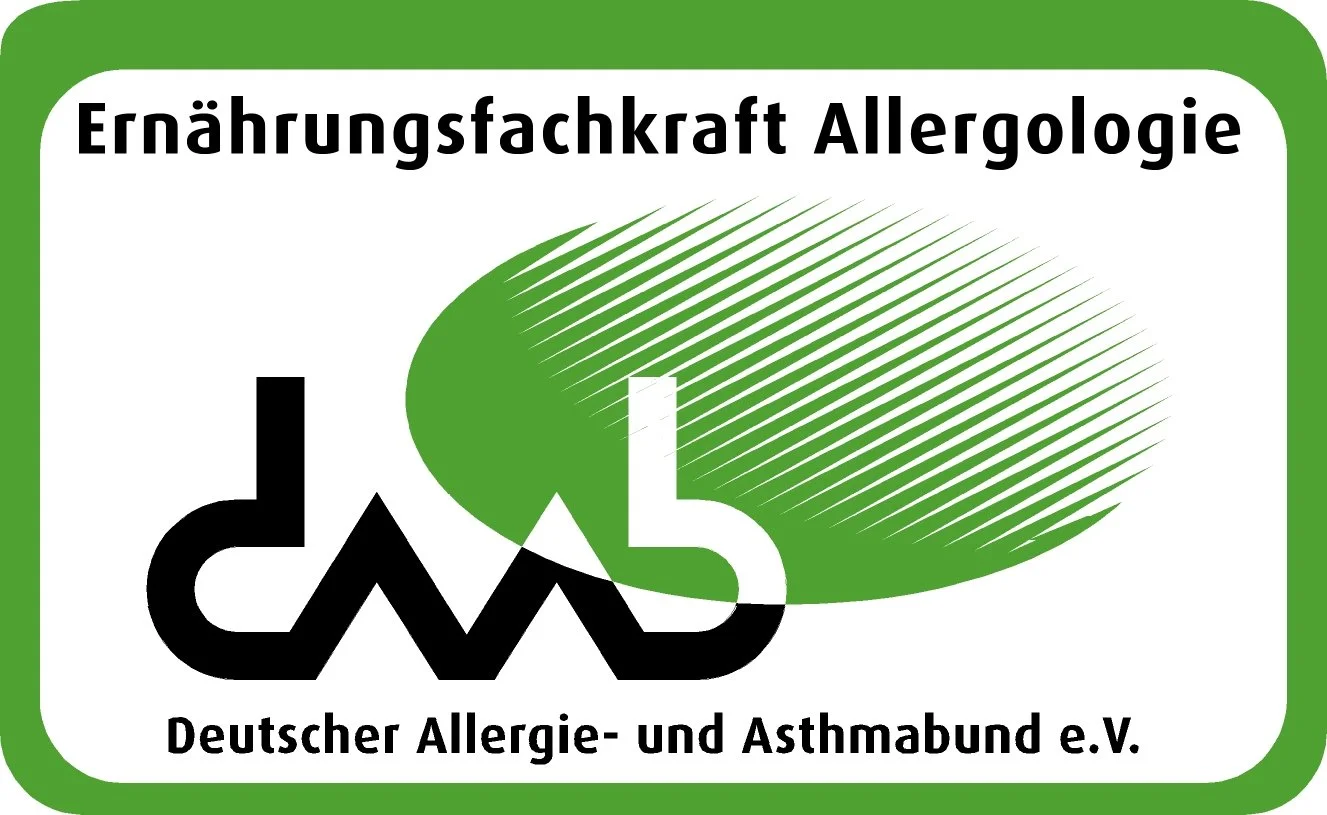 Logo des Deutschen Allergie- und Asthmabunds e.V. mit grünem Hintergrund, schwarzem Text und grünem abstraktem Symbol.