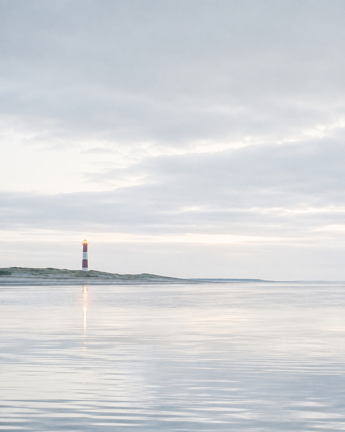 Leuchtturm an der norddeutschen Küste im Morgenlicht – Termin für Ernährungsberatung und Ernährungstherapie bei perti in Bremen vereinbaren.