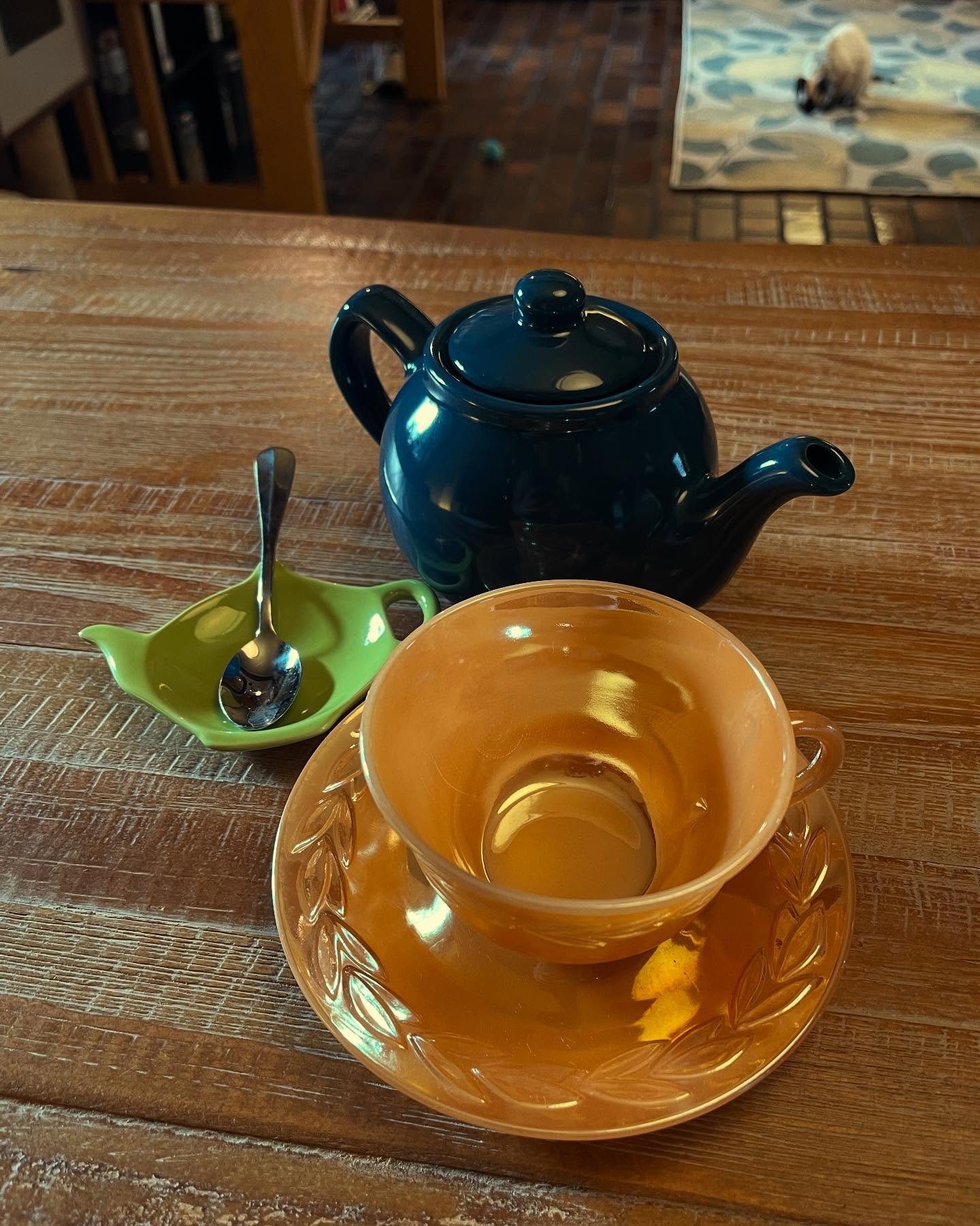 What shall I put in the pot of inspiration today&hellip;? 

🫖 My new favorite writer habit is drinking a proper cuppa in a vintage cup and saucer gifted by a friend and a delightful 2-cup teapot that is a lovely companion on snowy winter days&hellip