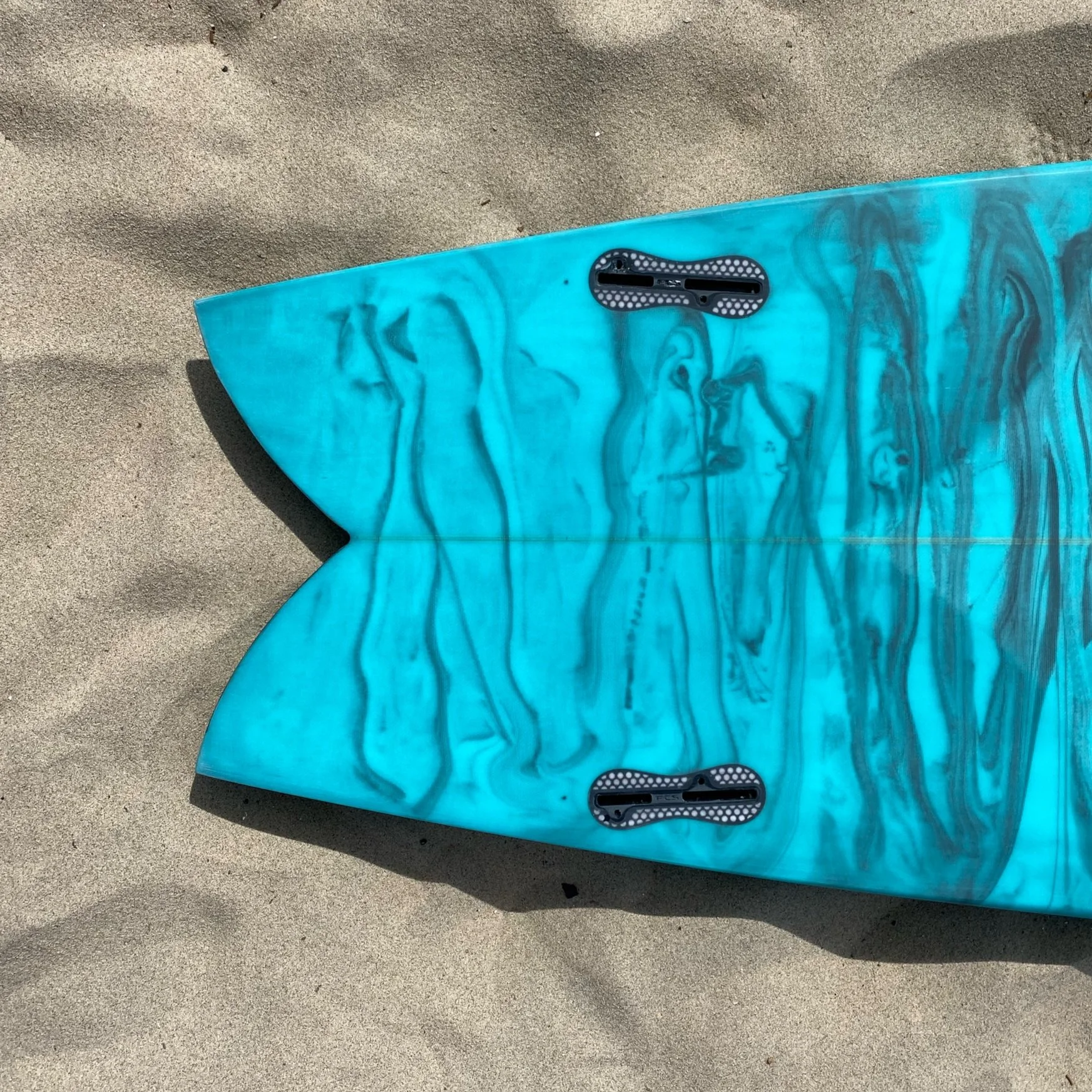 Fishy tabla de surf cola - azul abstracto