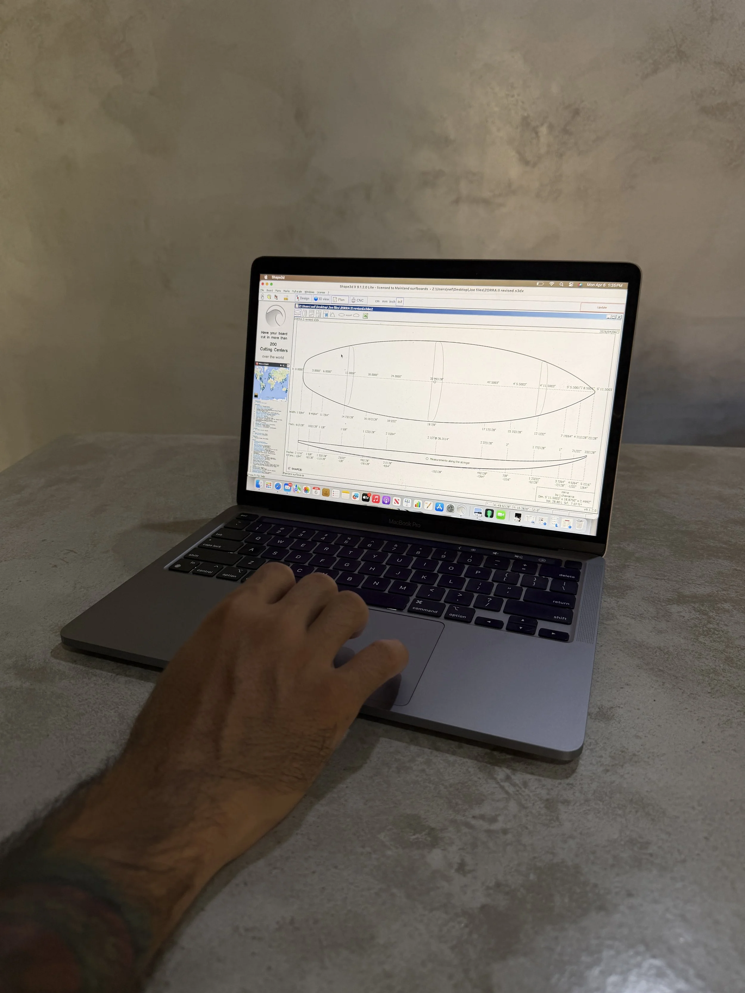 Consulta virtual a medida de tablas de surf con programa de diseño de alta tecnología.