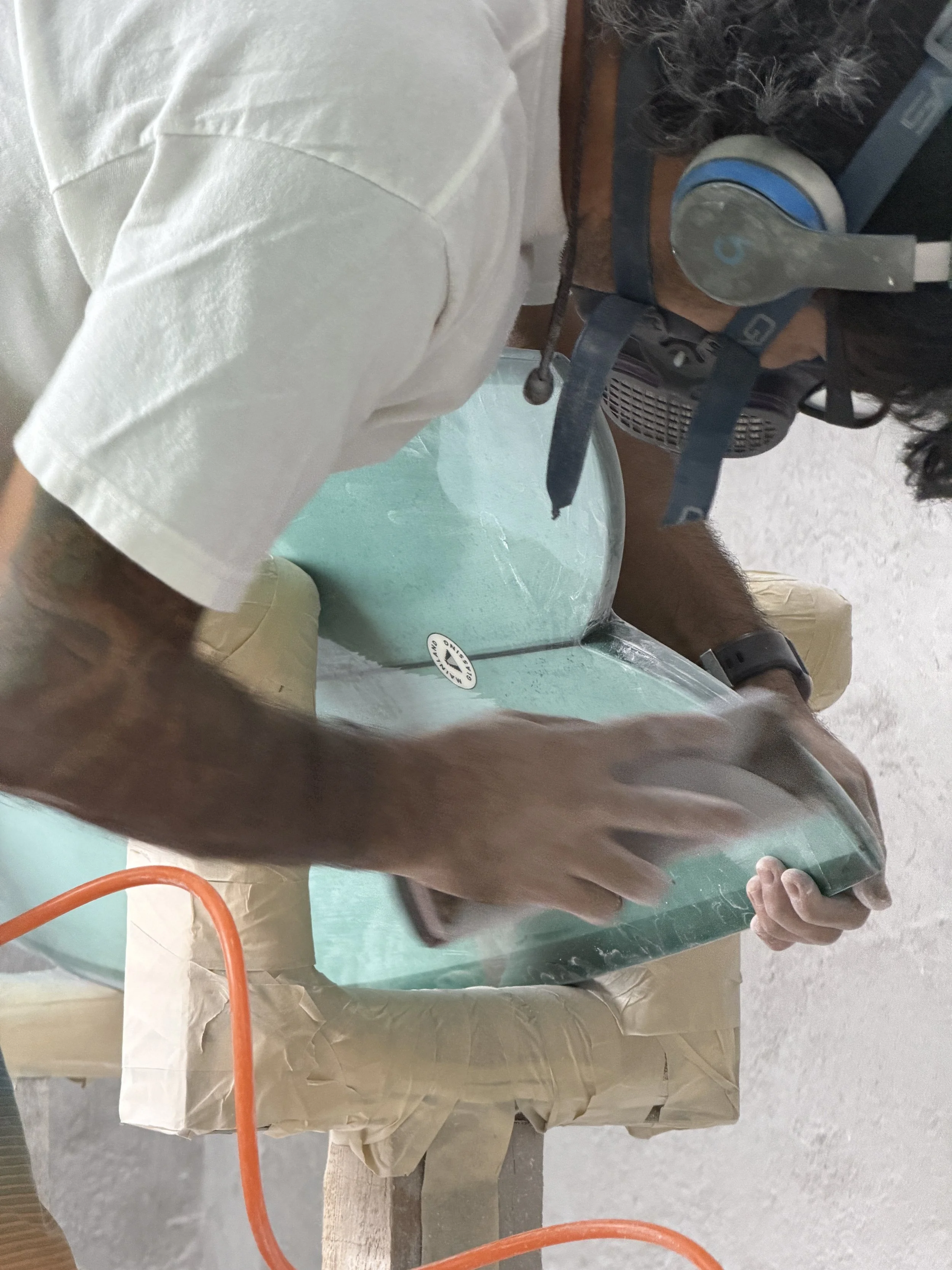 Lijado de una tabla de surf para las etapas finales de producción.