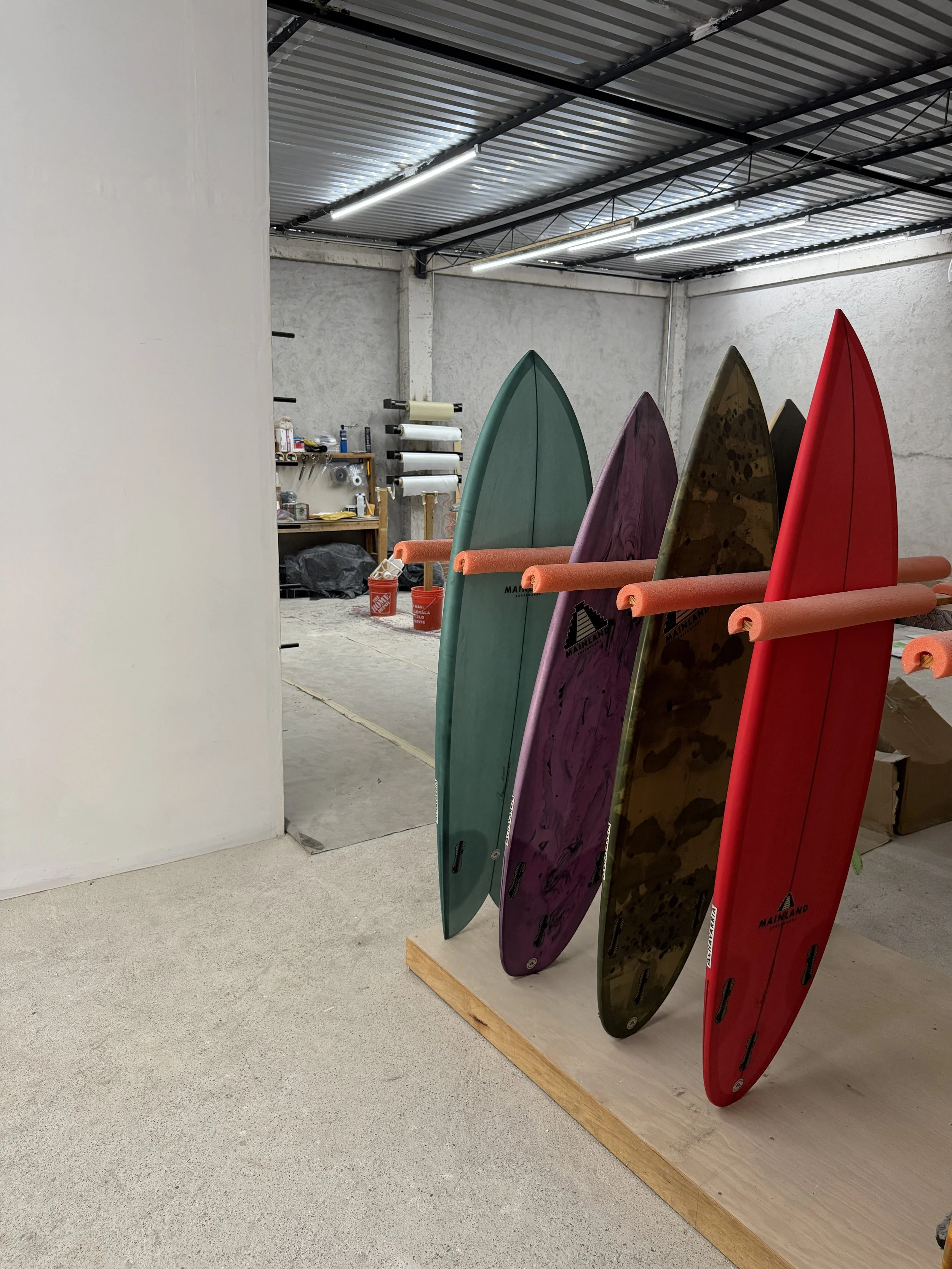 Fábrica y tienda de tablas de surf en Sayulita. Al recoger tu nueva tabla, podrás realizar una visita guiada. Encontrarás muchas tablas nuevas en la entrada.