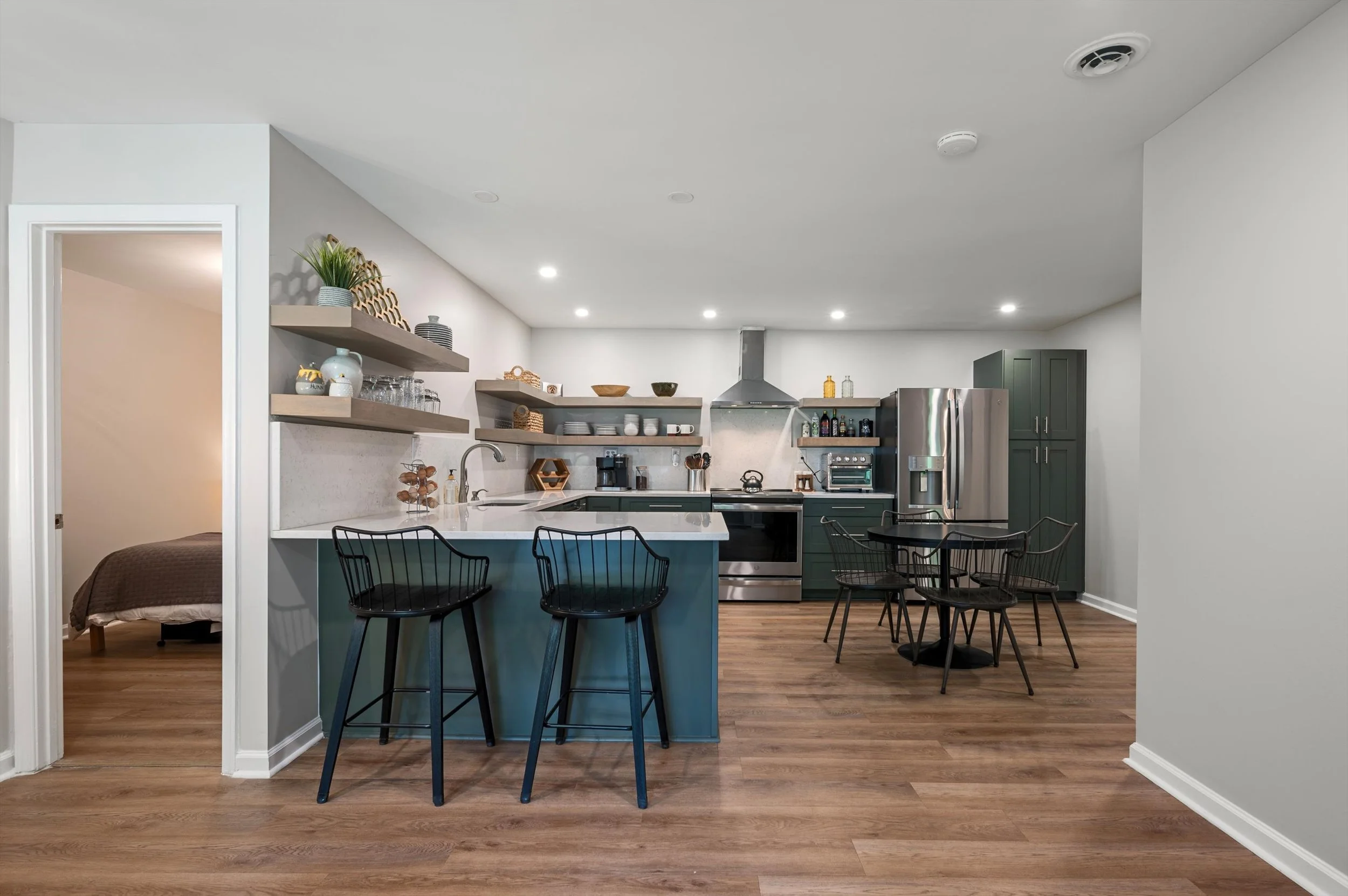 121-Queen, kitchen and dining space . web.jpg