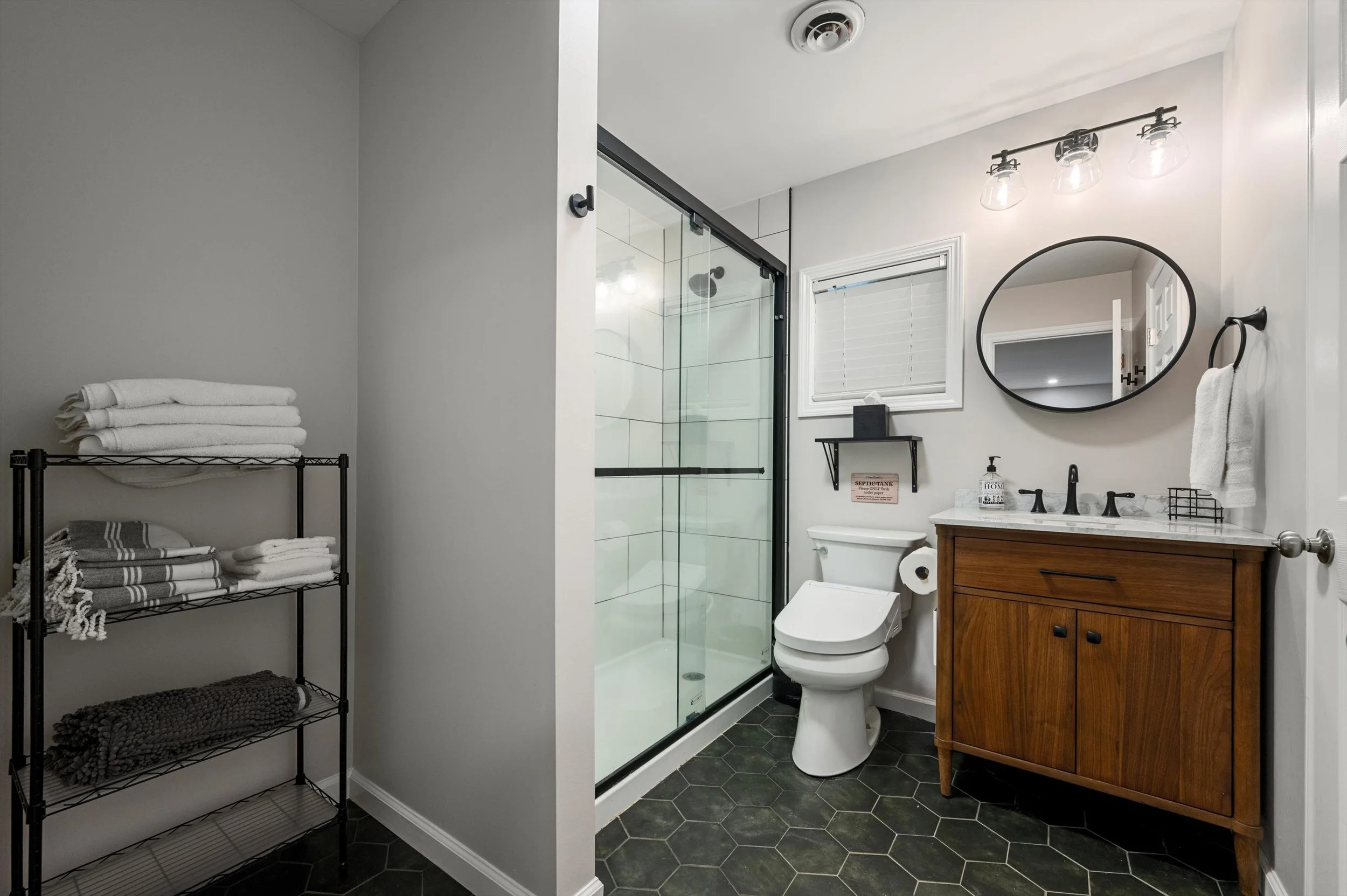 133-Queen, bathroom . web.jpg