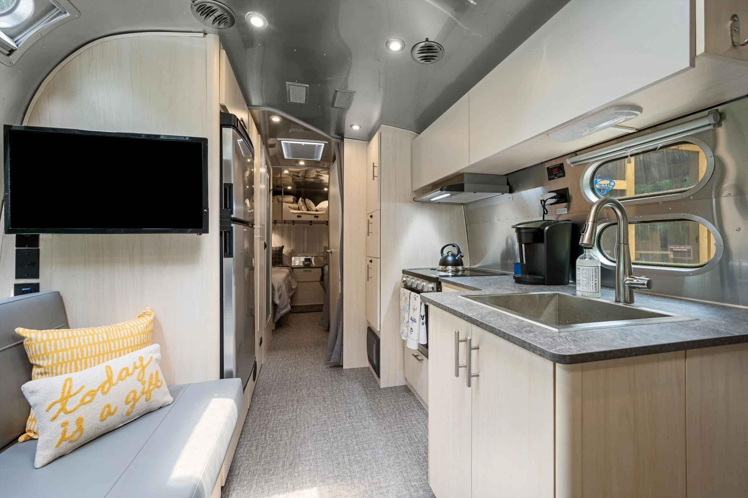 053-Explorer's, kitchen area : tv . web .jpg