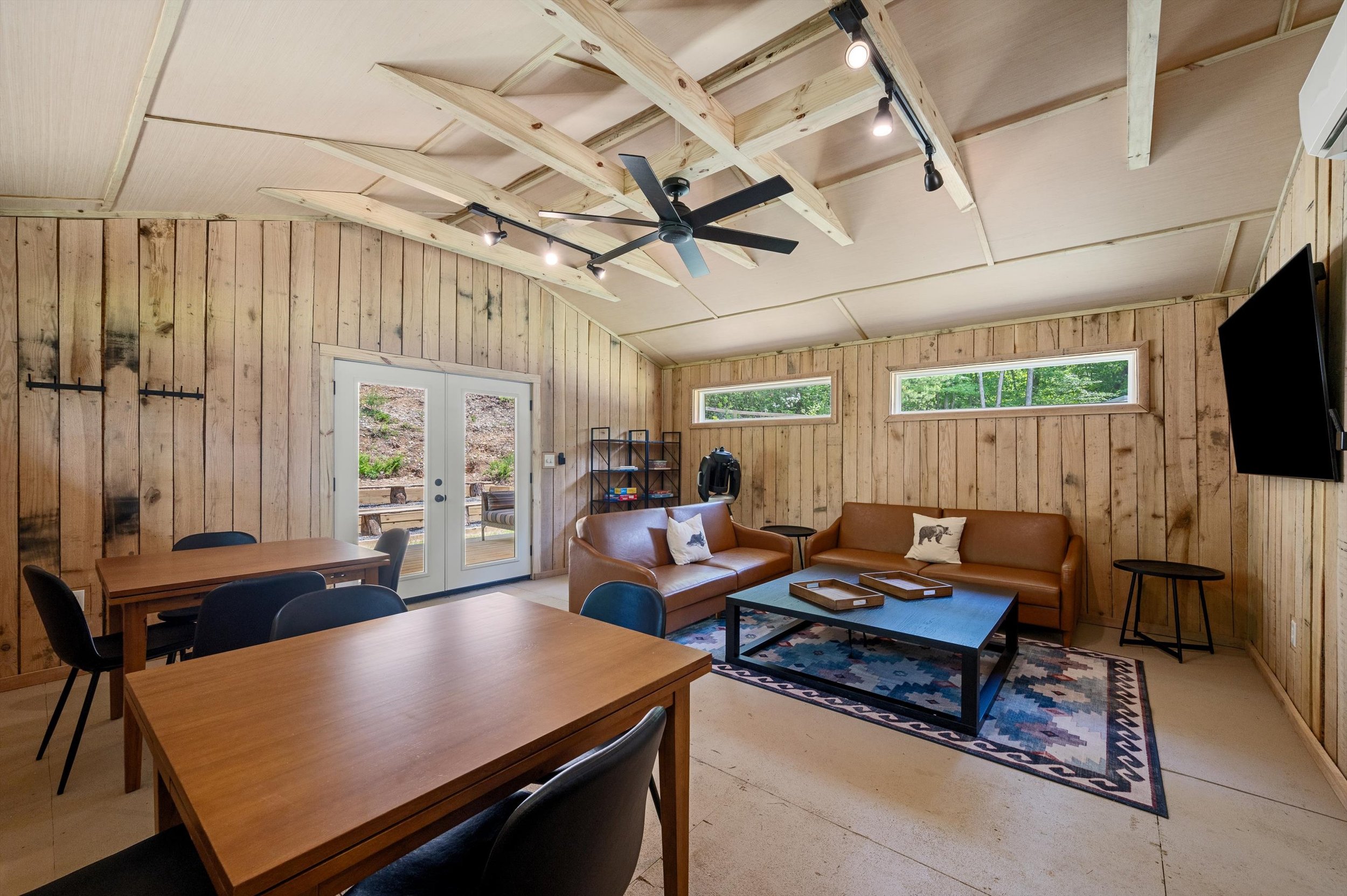 The Commons is a comfortable lounge for indoor conversation, game nights and brainstorming offsites during company retreats at Honeylight Glamping.