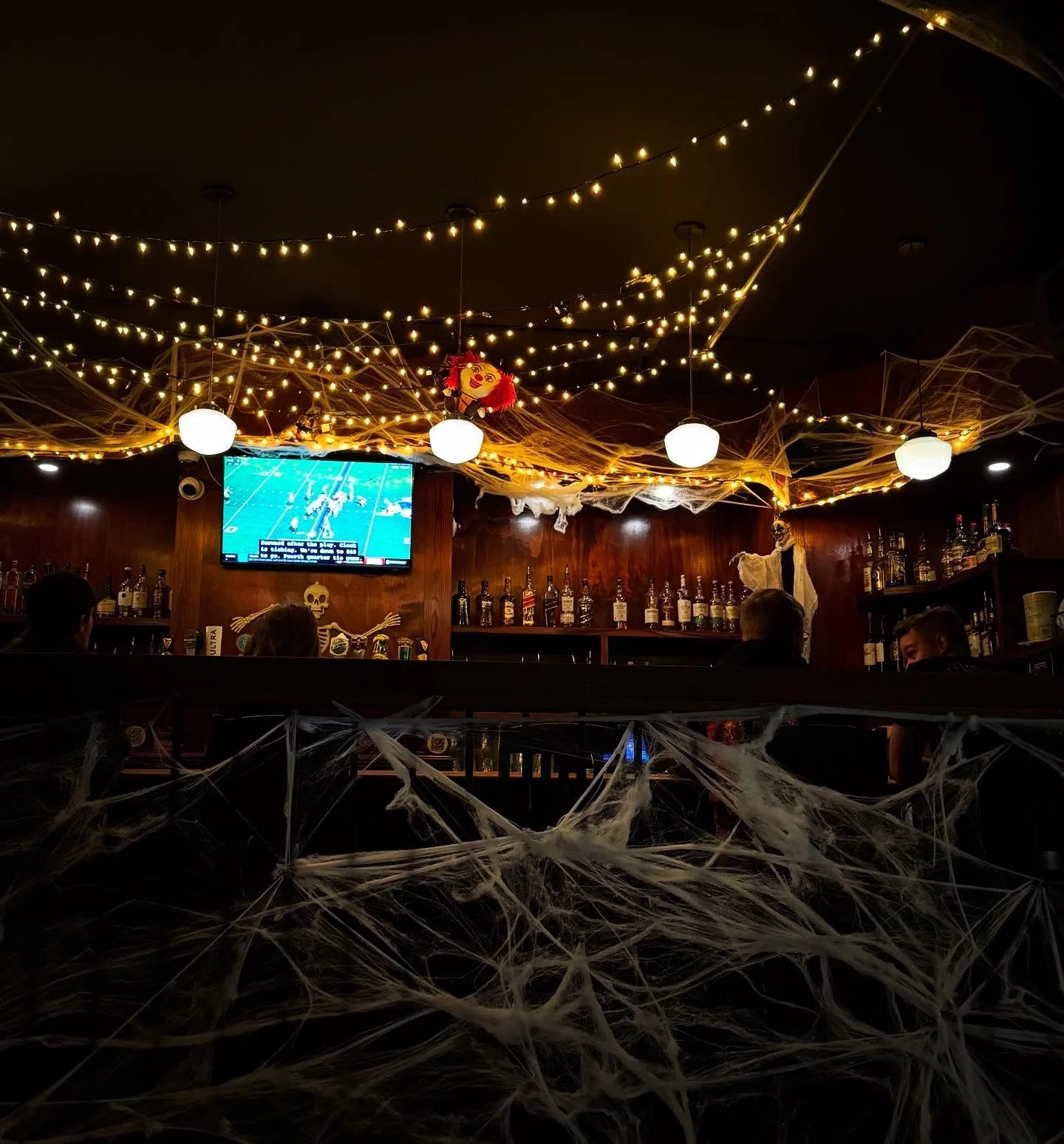 Halloween came early to @theirishroverpub !
Come try out a new fall cocktail and sit by a fireplace on the rooftop!
🎃🔥👻🍂😎