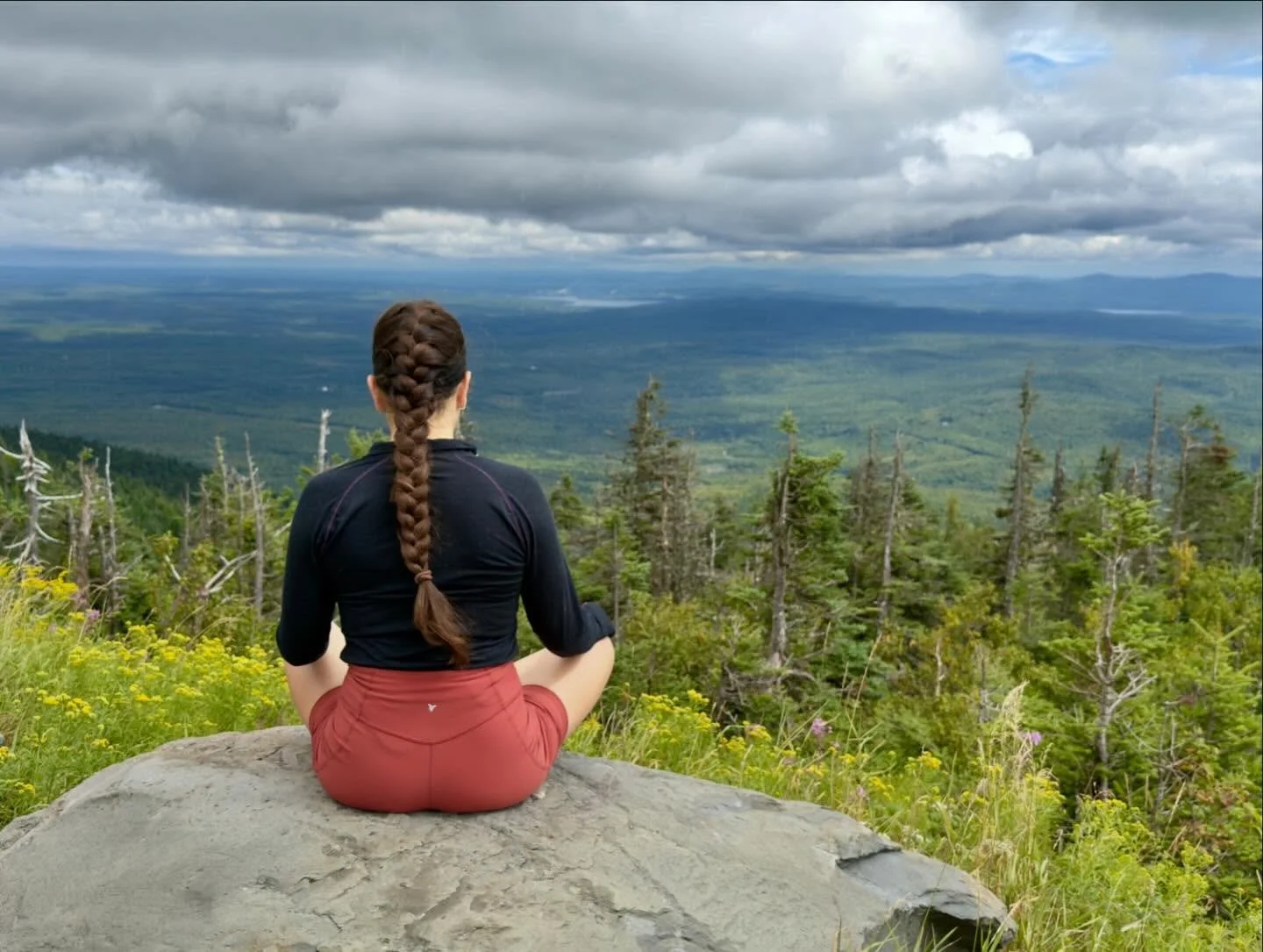 Rejoins-moi chaque mardi &agrave; mon studio maison et les jeudis &agrave; l&rsquo;Acad&eacute;mie de Mouvement Holistique. 

Profite d&rsquo;un espace chaleureux o&ugrave; chaque posture est guid&eacute;e avec soin et pr&eacute;cision. Je t&rsquo;ac