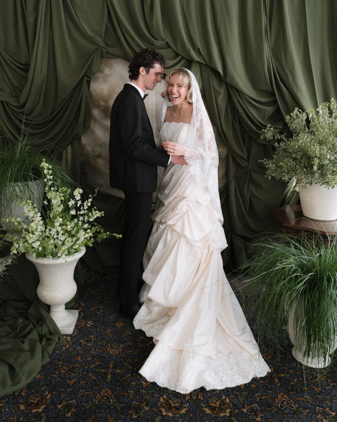 These two souls are on ❤️&zwj;🔥
Shot on digital + film

photographer: @katejeannephotoco
content creator: @sallymarie.content
venue: @wanakahcountryclub
makeup: @makeupbyjessicasutter
drapery: @vintageglamphotobooth @vintageglamdrapery
oil painting 