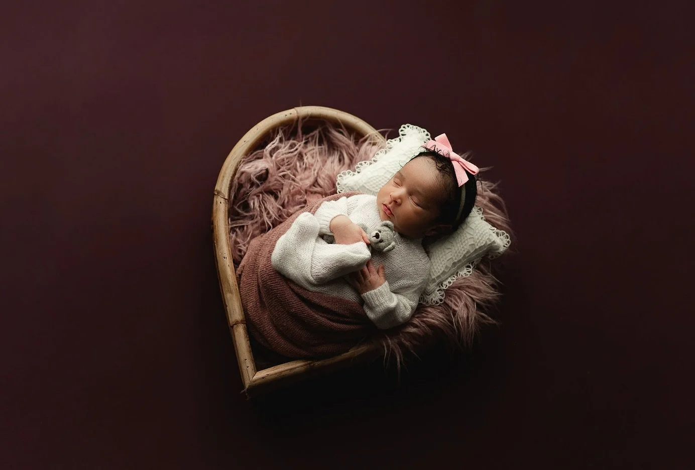 You don't need to leave the house or clean every corner. I bring the studio and set up right to your living room. Newborn sessions are designed to be easy, cozy and stress free. Because these moments should be relaxing and not rushed. 

Booking winte