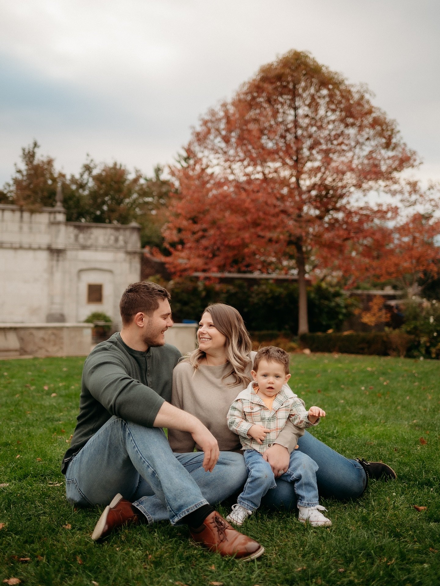 Such a sweet session with little toddler legs 🥹 Mellon Park is stil gorgeous and loaded with color! These are from yesterdays session 🥰

#pittsburgh #photographer #familyphotographer #fallphotoshoot #pittsburghphotographer