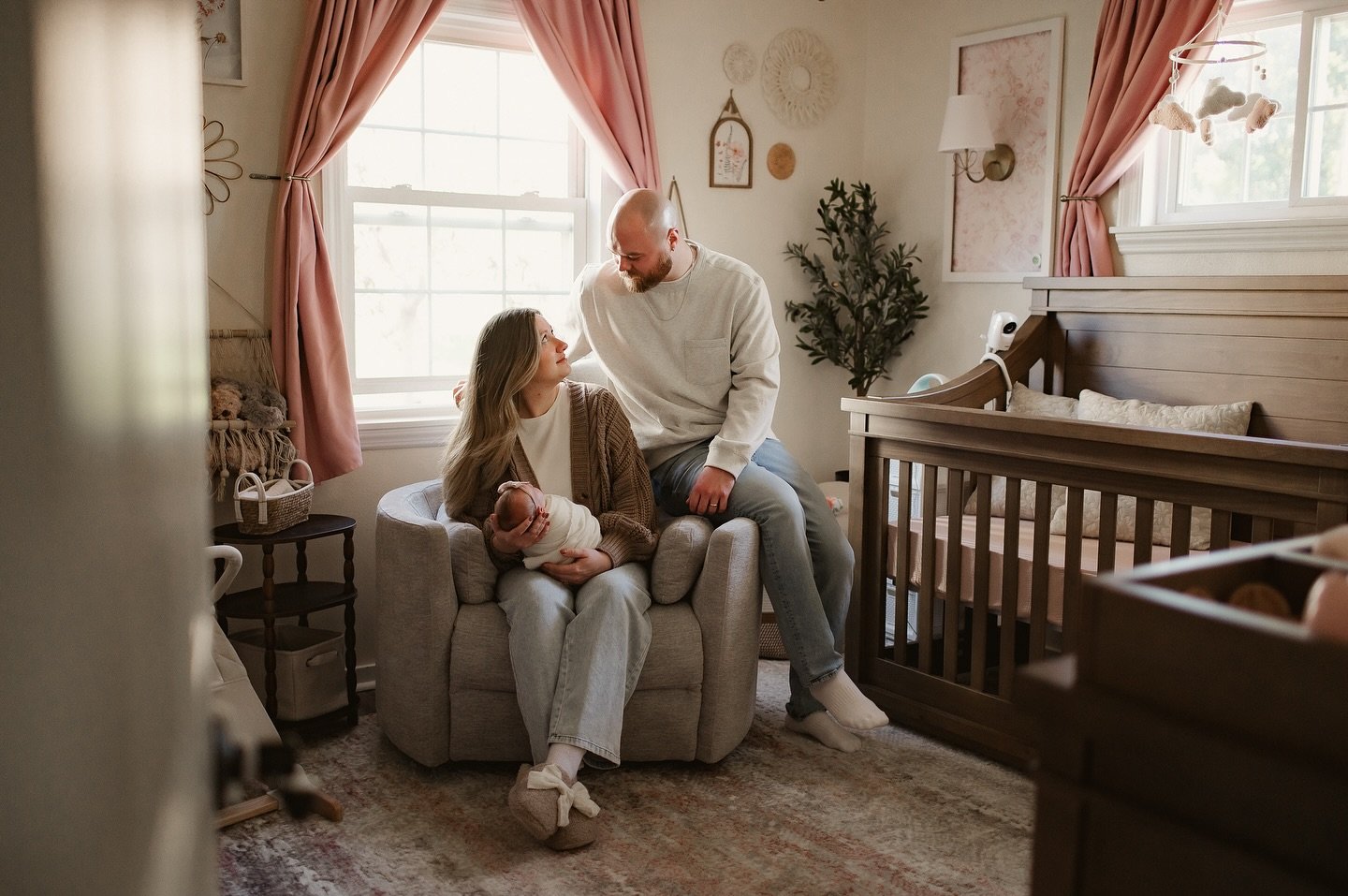 Welcoming sweet baby Lennon! 

Your newborn session doesn&rsquo;t have to be just lifestyle or studio &mdash; we can do both, right in your home.

I bring my setup with me, so we can capture those cozy, real-life moments around your space and those s