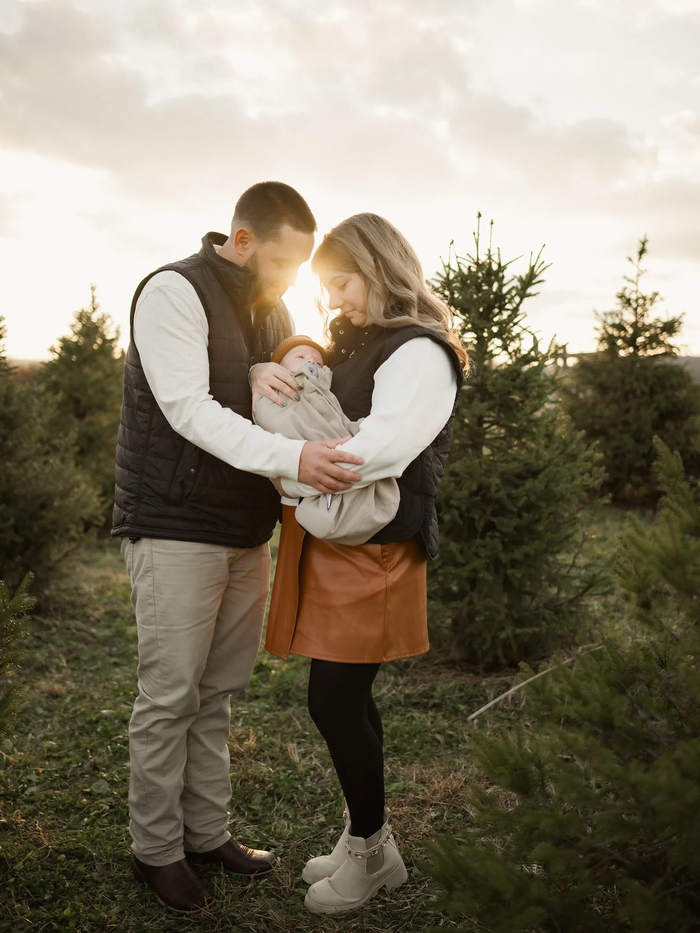 All snuggles with baby Rowan for his first family Christmas photos 🎄🥹

At the beautiful @autumnridgefarm224!
