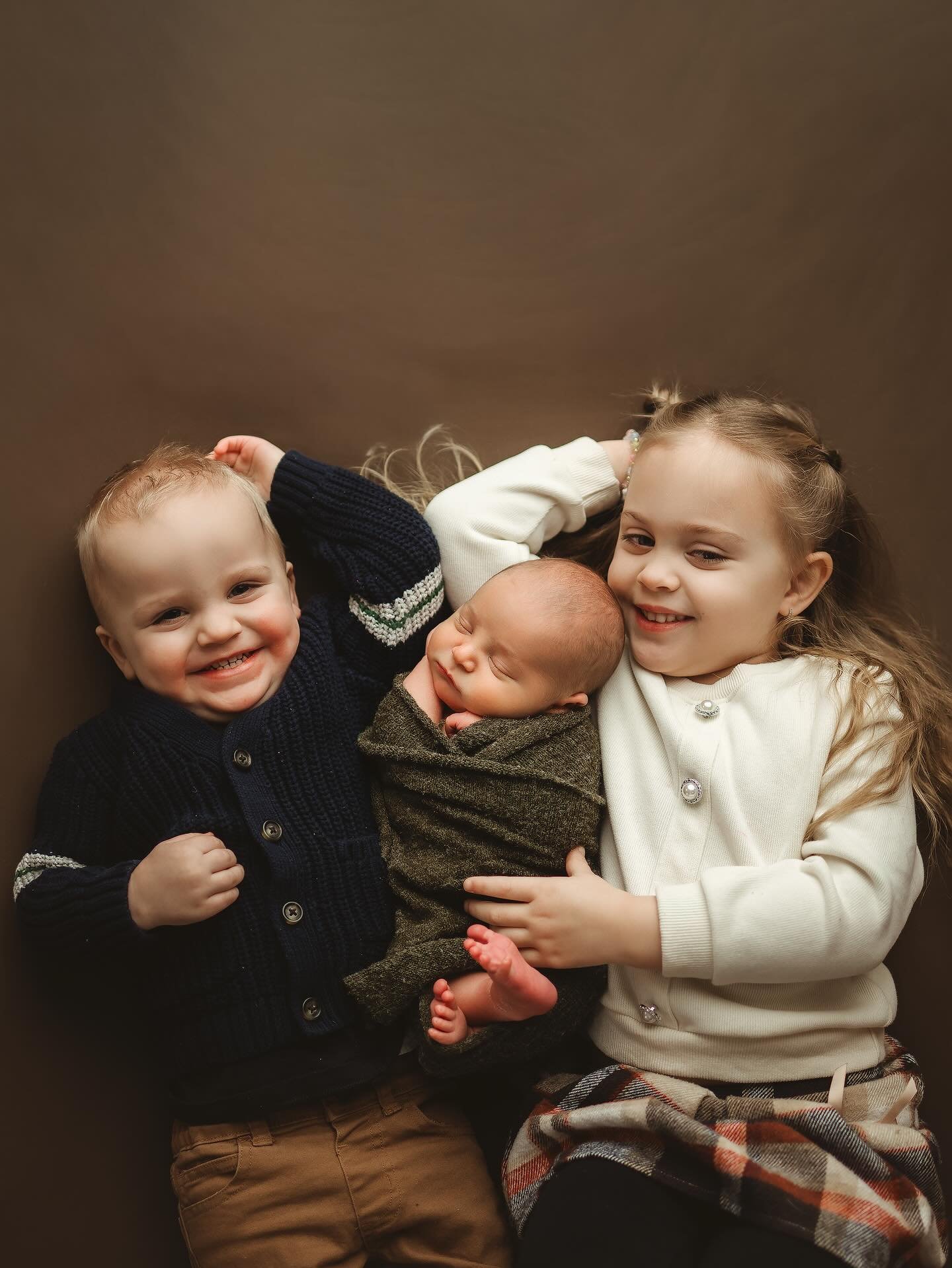 And then there were three 🥹 baby Hudson and his precious siblings! 🫶🏼

#pittsburgh #pittsburghphotographer #newbornphotographer