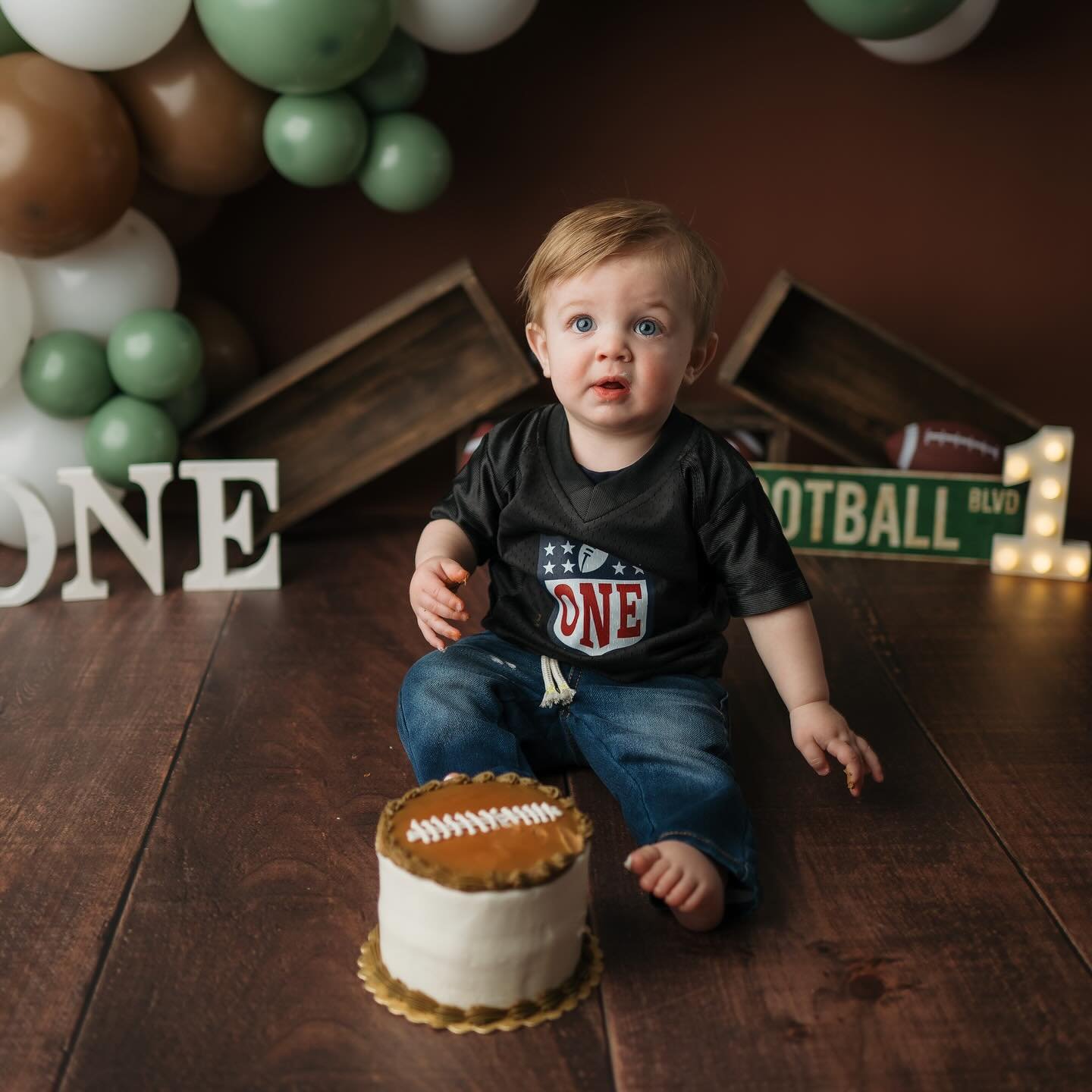 Colton is almost one! This adorable football theme cake smash! 🏈

Flooring: @lillybearstudioprops 

@melyuhas_12 

#pittsburgh #familyphotographer #cakesmashsession