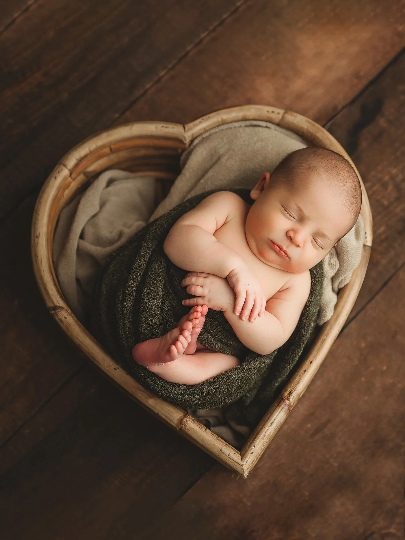 Baby Hudson and the sweetest siblings 🥹 all from the comfort of your own home. You relax and let me take care of the rest 💗

#pittsburgh #pittsburghnewbornphotography #pittsburghfamilyphotography #newbornphotographer