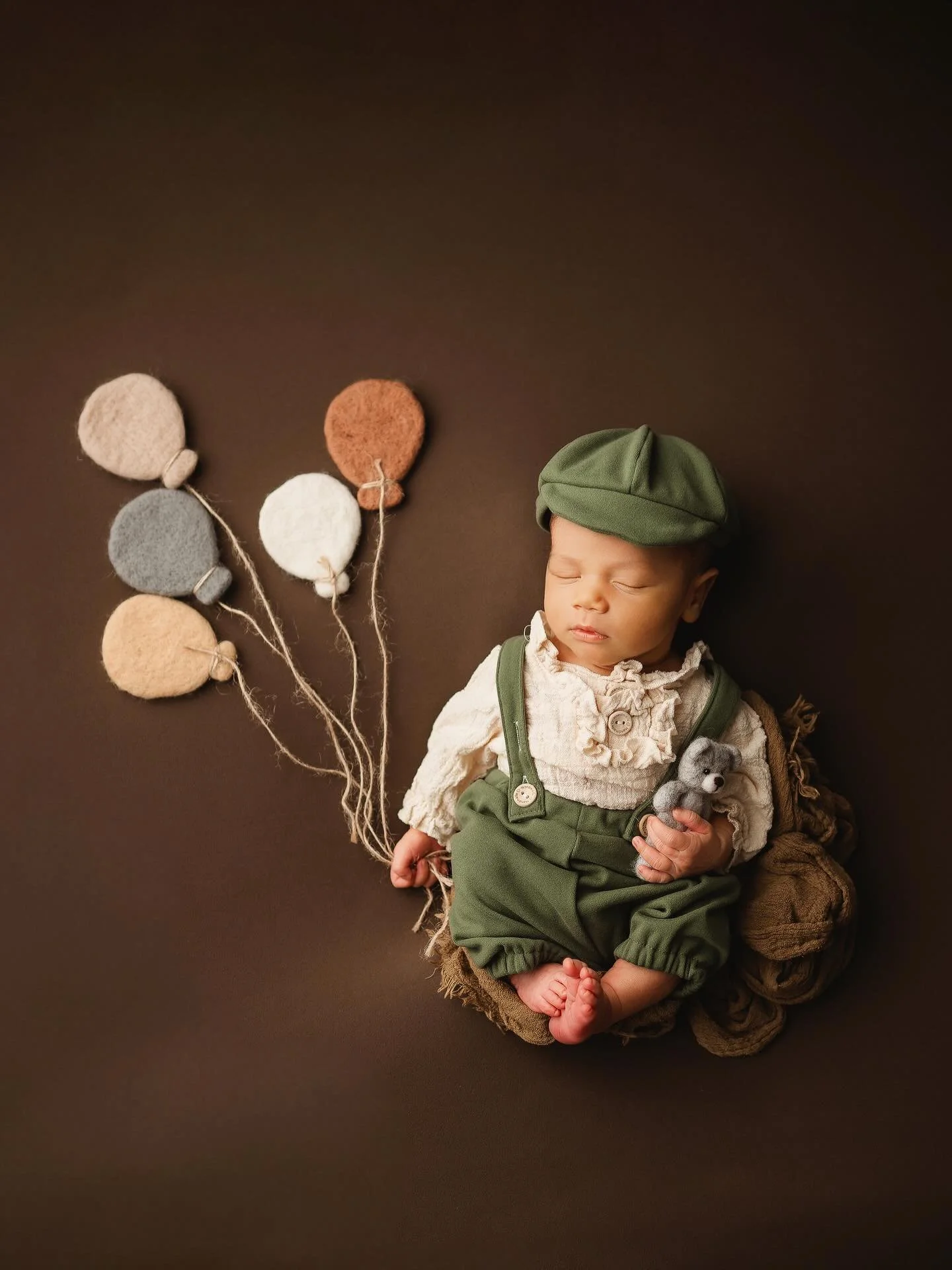 Sweet baby Austin 🥹✨ happy saturday friends! Have the best weekend ever. 

#pittsburgh #newbornphotographer #familyphotographer