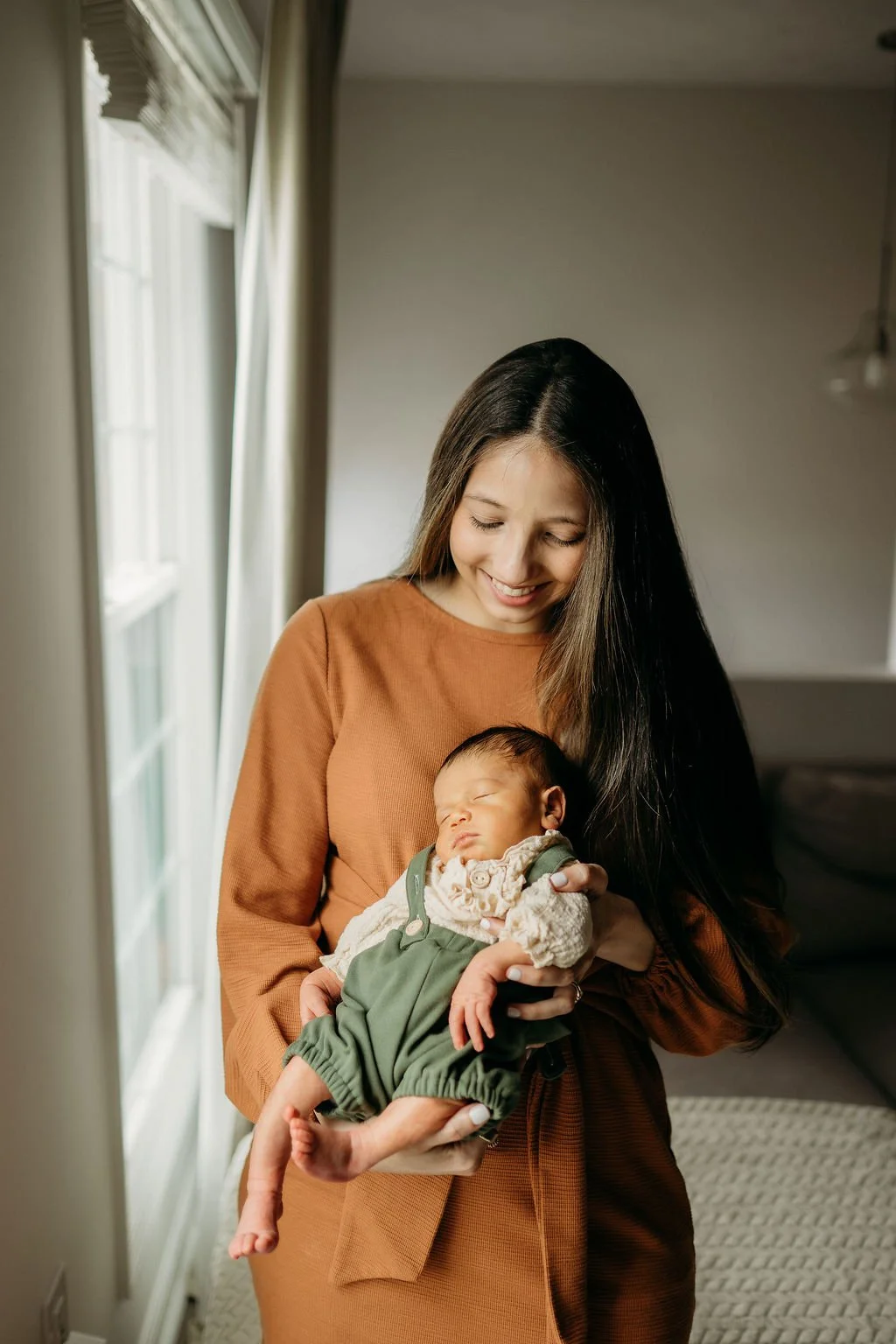 Pittsburgh, soft natural newborn photos in your space, baby-led posing with natural light, candid newborn and family photography, gentle lifestyle newborn sessions, organic and authentic newborn portraits, Pittsburgh newborn photographer who comes to