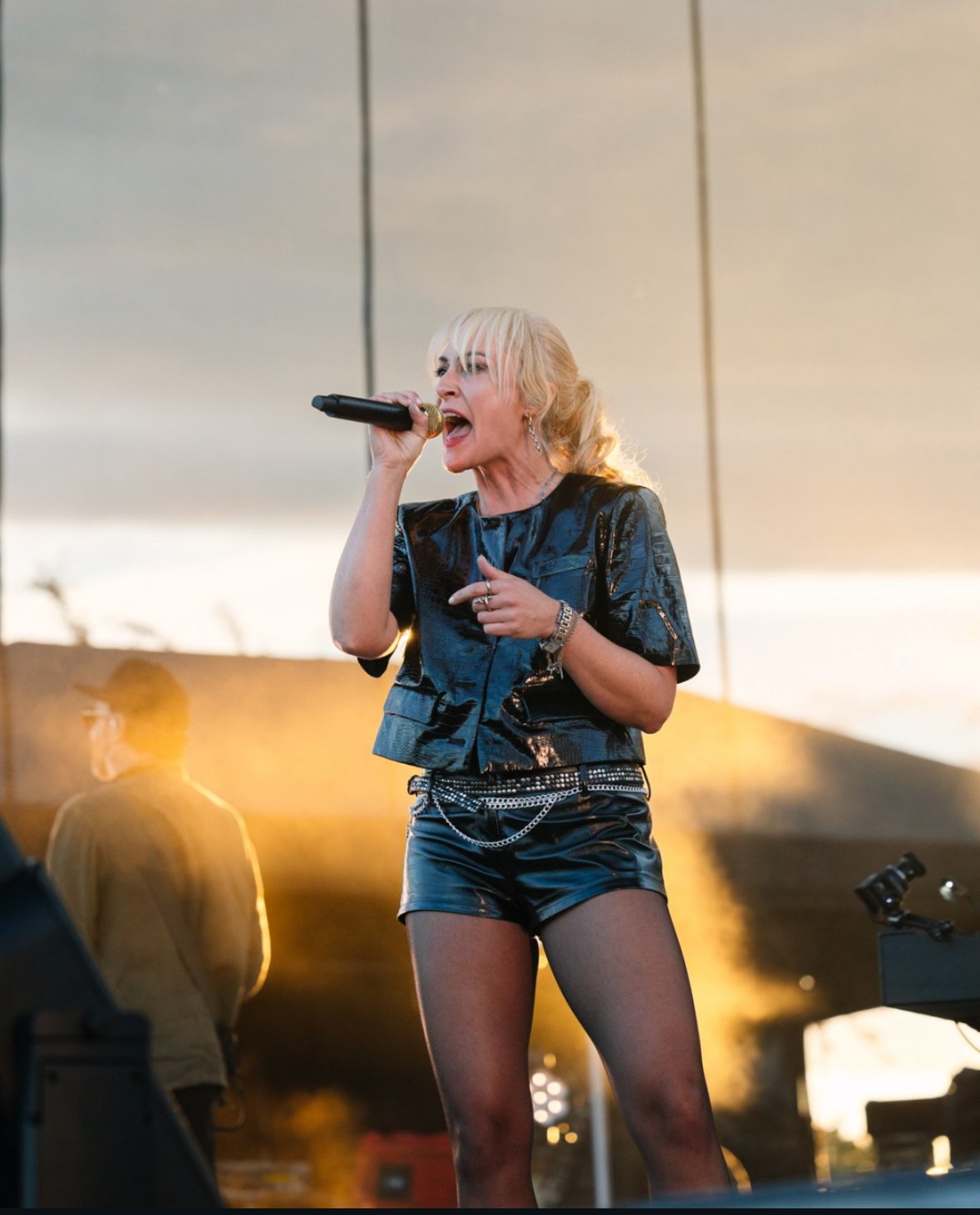 Metric &amp; Friends Play Their Debut Bend Show on the “All The Feelings” Tour