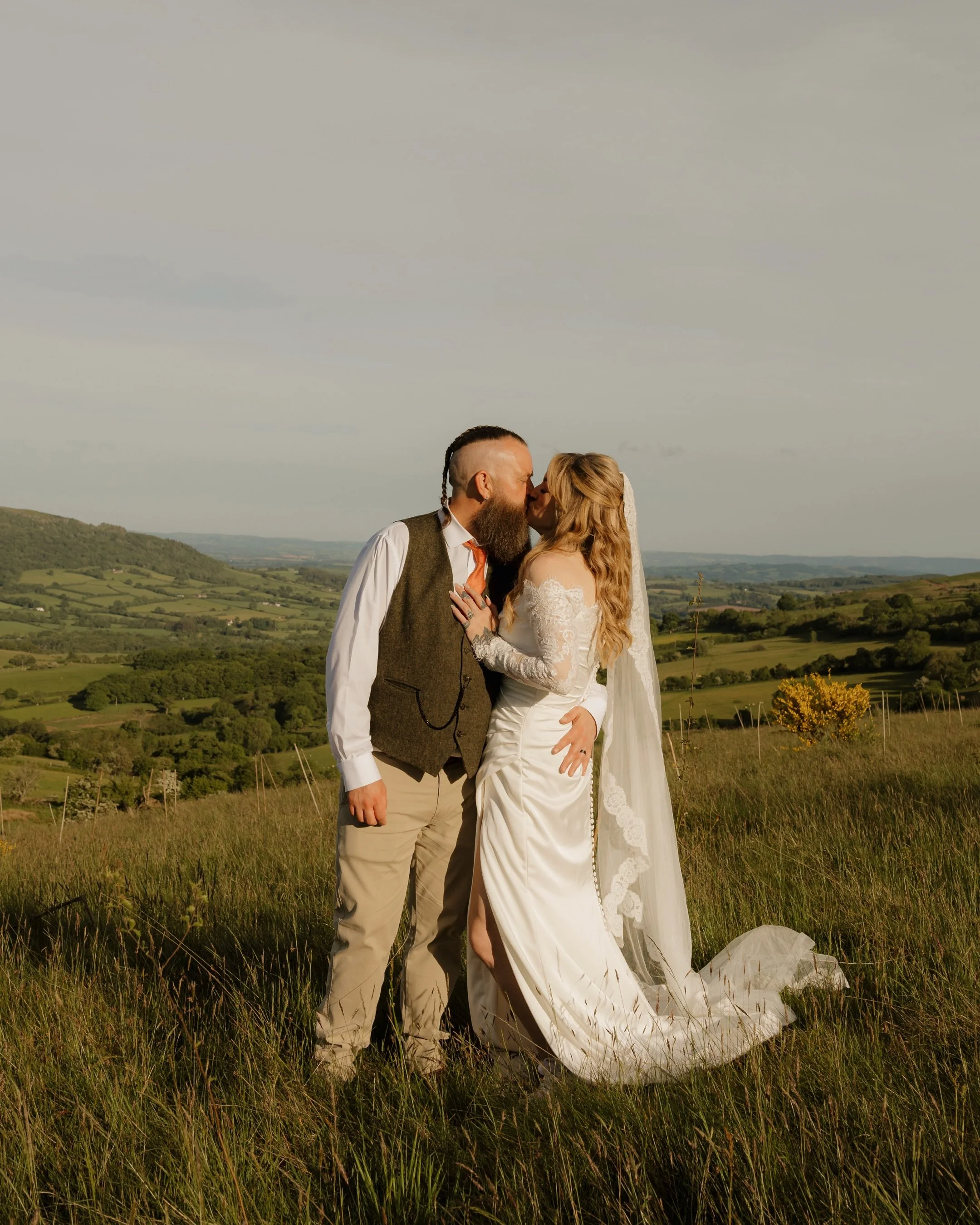 Victoria &amp; Liam 🤍

After a full day of excitement, these two got 20 minutes to themselves. No guests, no timeline, no pressure. Just the two of them soaking it all in!

(Trying to guide a very drunk couple was a challenge &amp; laugh) 🤣🤘🏽

Wo