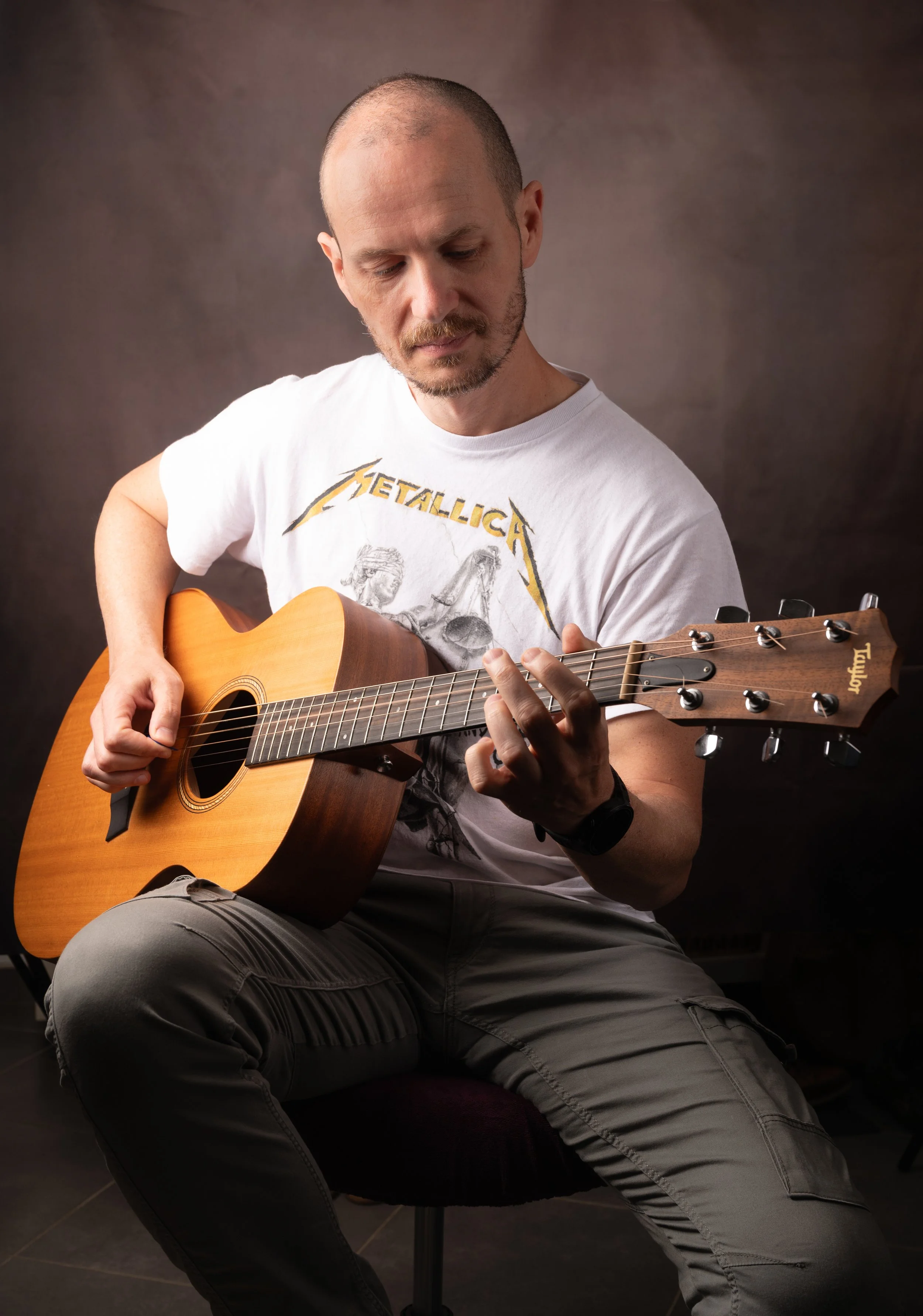 Portrait corporate personnalisé réalisé par Sandro Lopez Photographie. La séance intègre ici l'univers musical du professionnel afin de créer une image authentique, personnelle et représentative de sa personnalité.