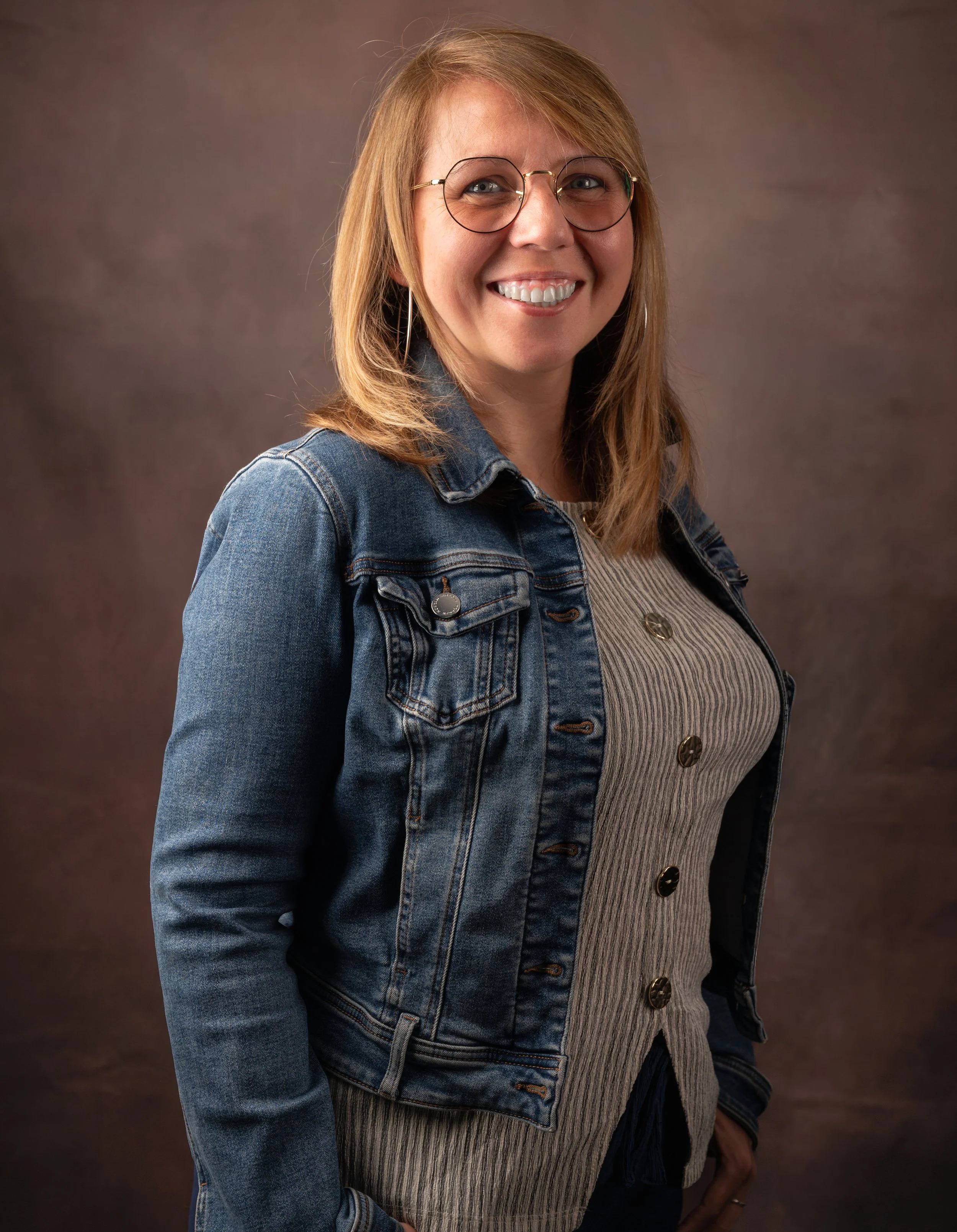 Portrait corporate réalisé par Sandro Lopez Photographie lors d'une séance photo professionnelle. Une image naturelle et chaleureuse destinée à valoriser l'identité professionnelle et la personnalité de la personne photographiée