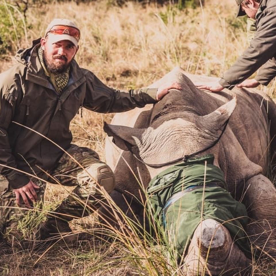 Dehorning on operaatio, jossa sarvikuonolta leikataan sen sarvi, jotta salametsästäjät eivät sitä sen vuoksi tappaisi. Ristiriitaiset tunteet, ovat jokainen kerta enemmän kuin totta.