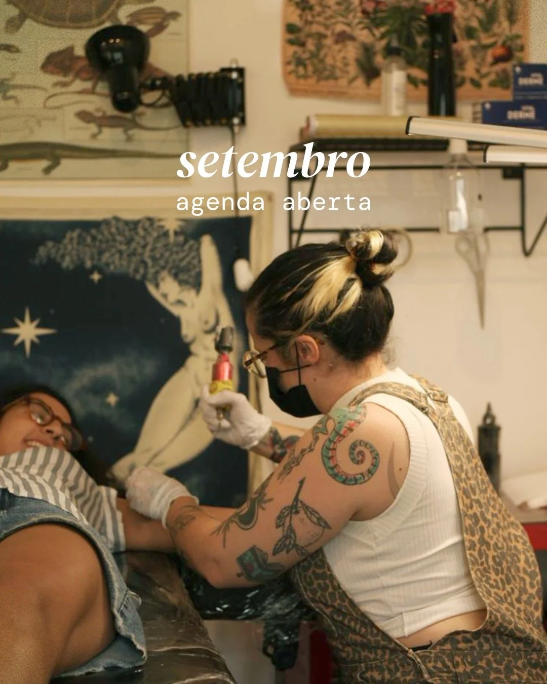 venho com essas fotinhos que @aflowergirltattoo tirou l&aacute; no @l.i.n.a.t.a.t.t.o.o esse fim de semana pra dizer que a agenda de setembro t&aacute; aberta! vamos tatuarrr?