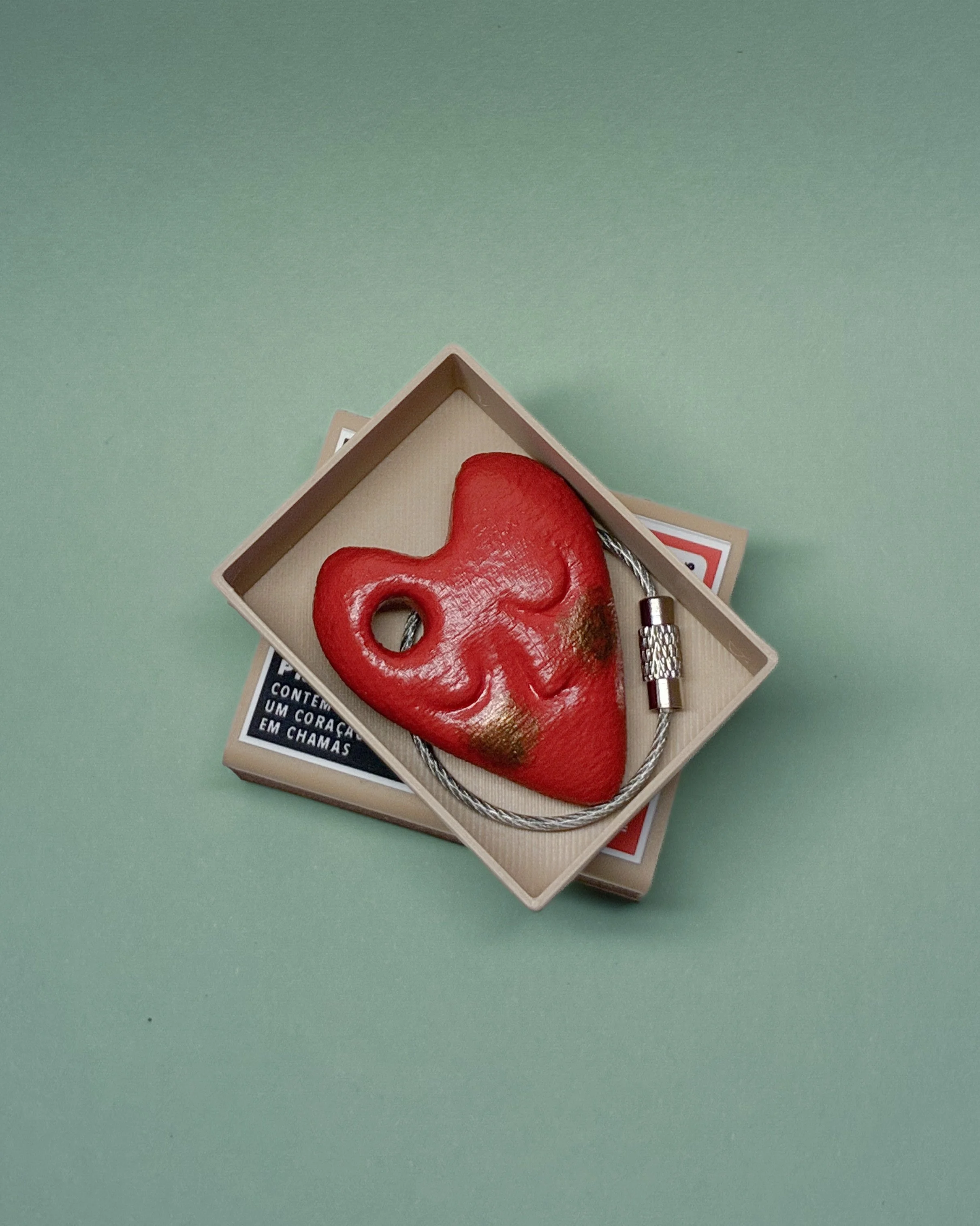 esse &eacute; ulu! criei um blind box dessa personagem que sempre desenho, um cora&ccedil;&atilde;ozinho de olhos fechados. fiz uma primeira edi&ccedil;&atilde;o de 16 unidades, com 3 cores diferentes. a maioria deles foi achando sua casa, e agora re