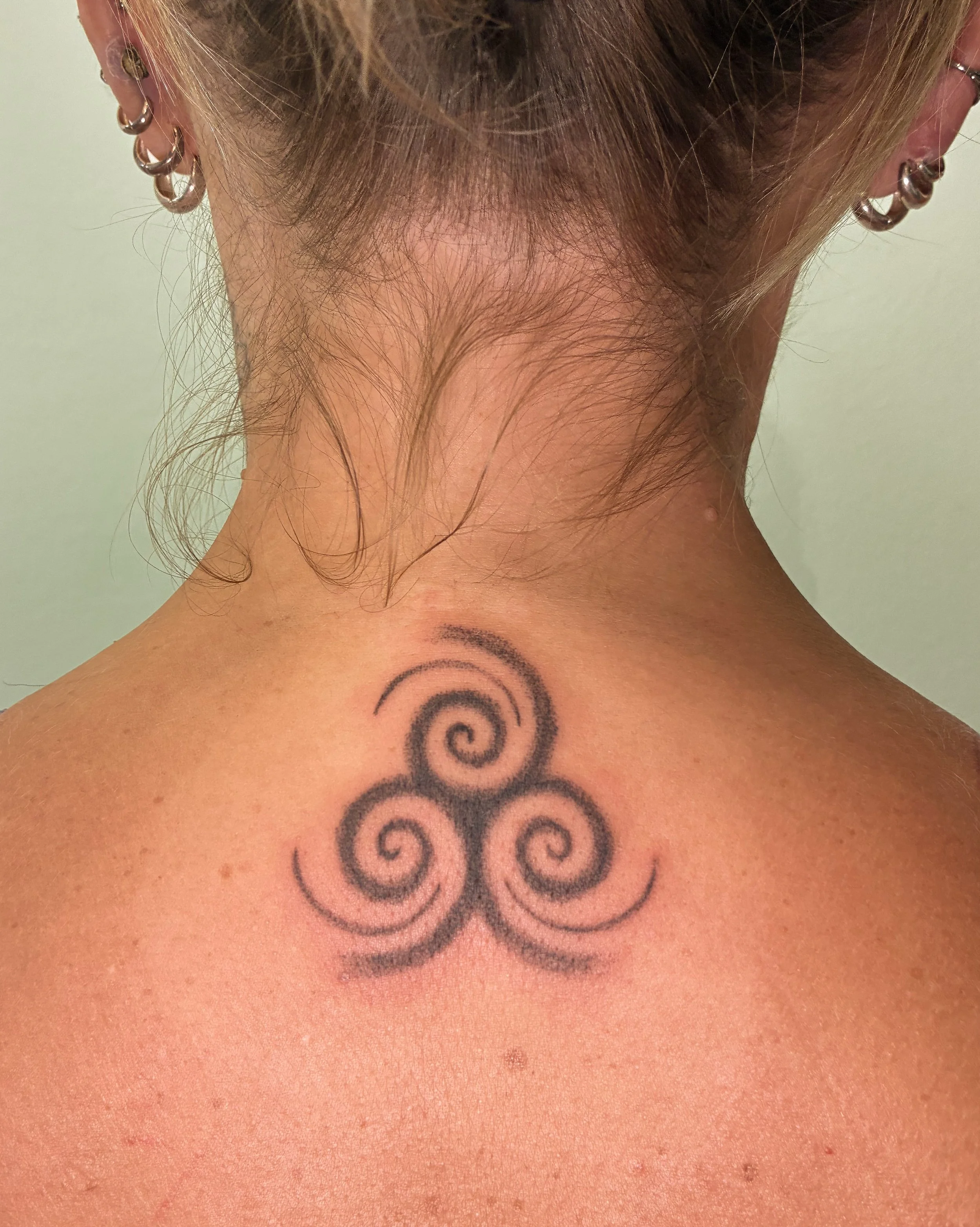 as espirais fluidas da @maytanferri &ndash; e uma surfista de 7cm 🤏🏻 pra acompanhar uma frase que tatuamo dois anos atr&aacute;s. obrigada pela parceria e confian&ccedil;a de sempre, amiga! sempre uma alegria te ver. 💙