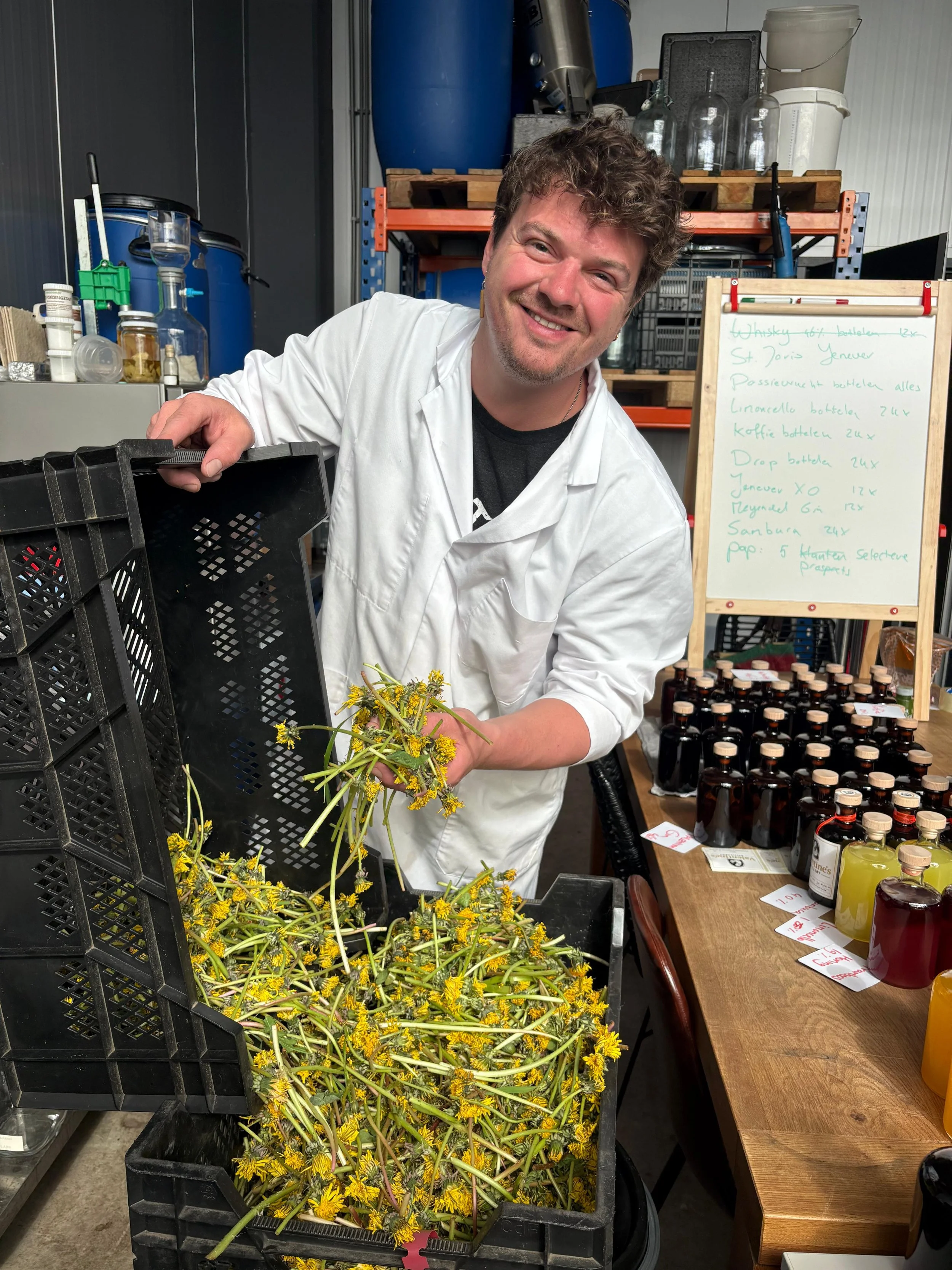 Krachtige man met ruige haar en witte labjas die bloemen plukt in een supermarkt of apotheek, met flessen en potten op de achtergrond.