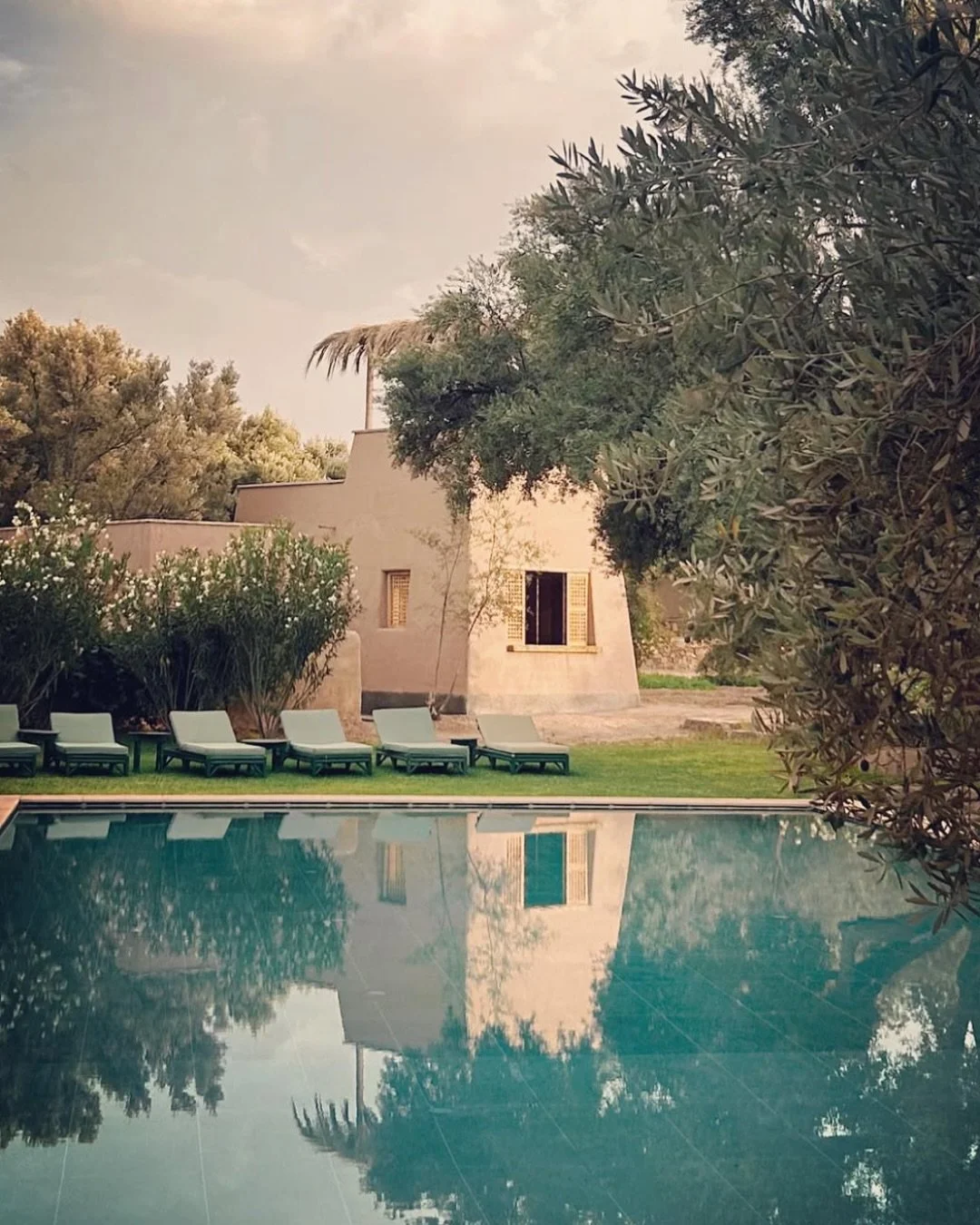 Slip into a world that moves to its own rhythm. 

This Moroccan stay is where time moves fluidly and the contracts of old customs and creativity seamlessly blend. 

Unlock this terracotta sanctuary in SLOJOURN 🔓