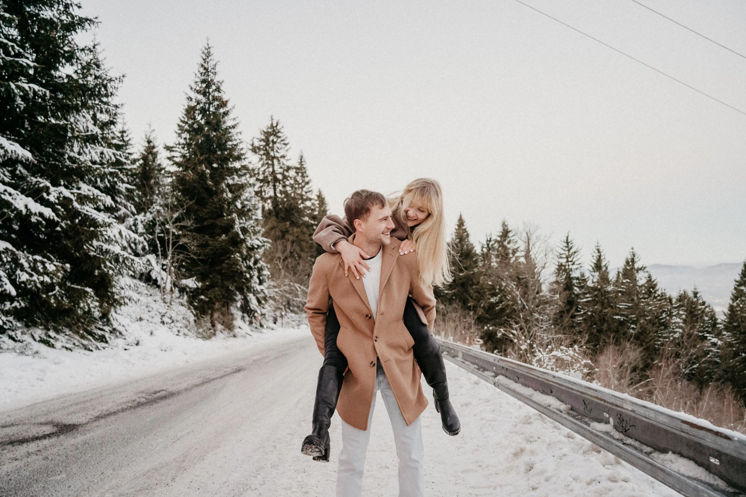 Lukáš a Káťa párové focení - Ještěd (2)-minDyguen párové focení.jpg