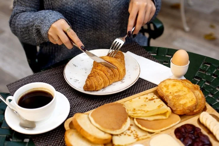What Makes Weekend Brunch Cafes Successful in the East Village?