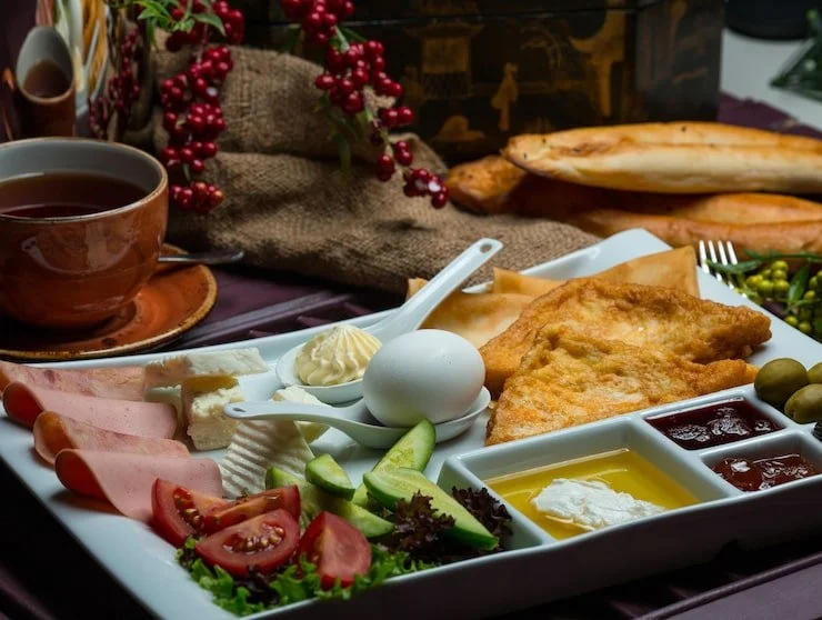 Top Features of Successful Weekend Brunch Cafes in East Village