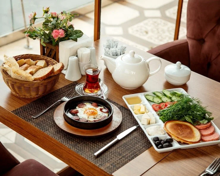 What to Order at a Breakfast Cafe for First-Time Visitors?