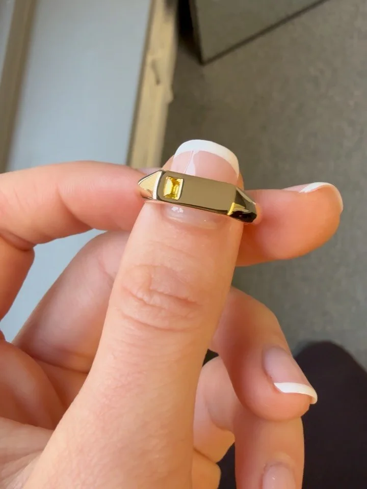 🍋 Tiny yellow sapphire baguette in gorgeous gold