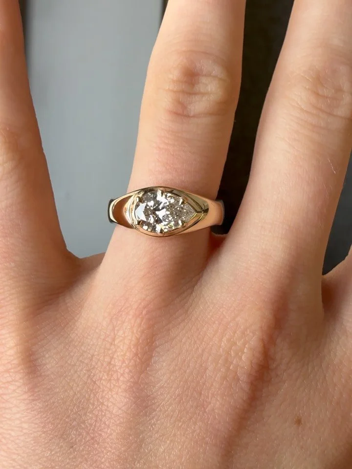 a pear cut diamond &amp; descending blue sapphs for Josephine in 14ct 🫐🩵