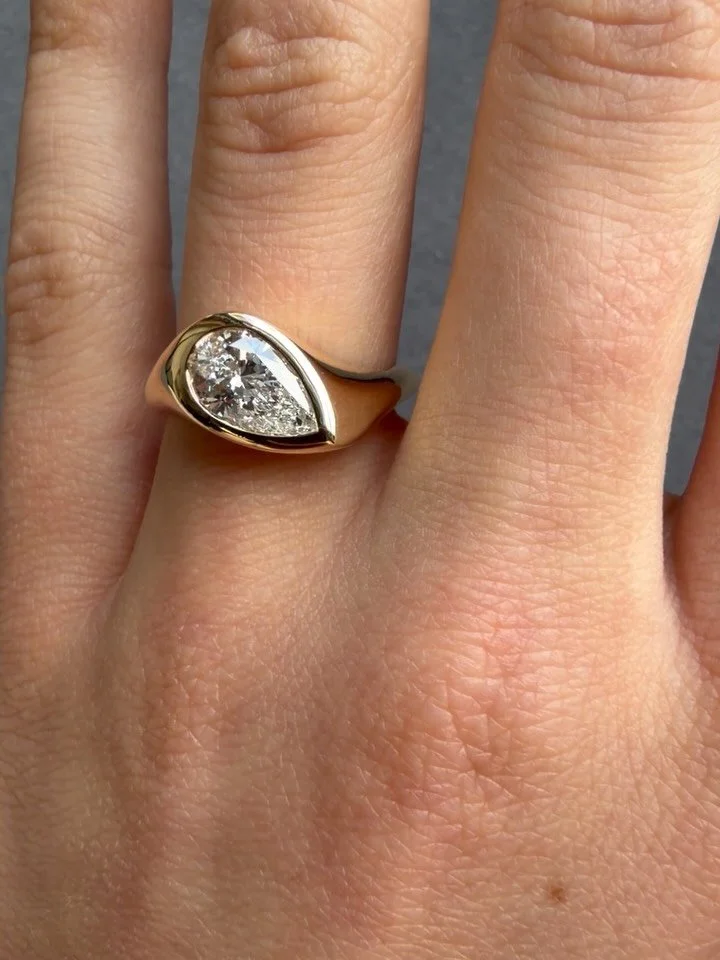 Beautiful pear cut in solid gold for Yaz 🍐 you can wear her both ways round