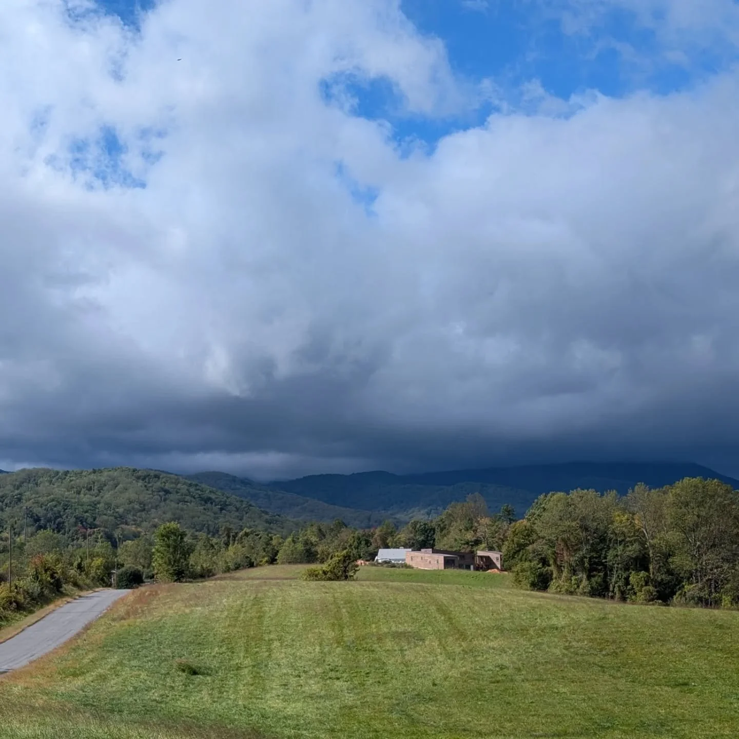 Build your dream home on the hills in Sperryville! We've got views for days. Link in bio 🔗
.
0.94 acres / 135,000
.
#landforsale #acreage #ruralland #dreamhome #buildingsite #homesite #newhome
#mountainliving #sperryville #huntcountry
#huntcountryva