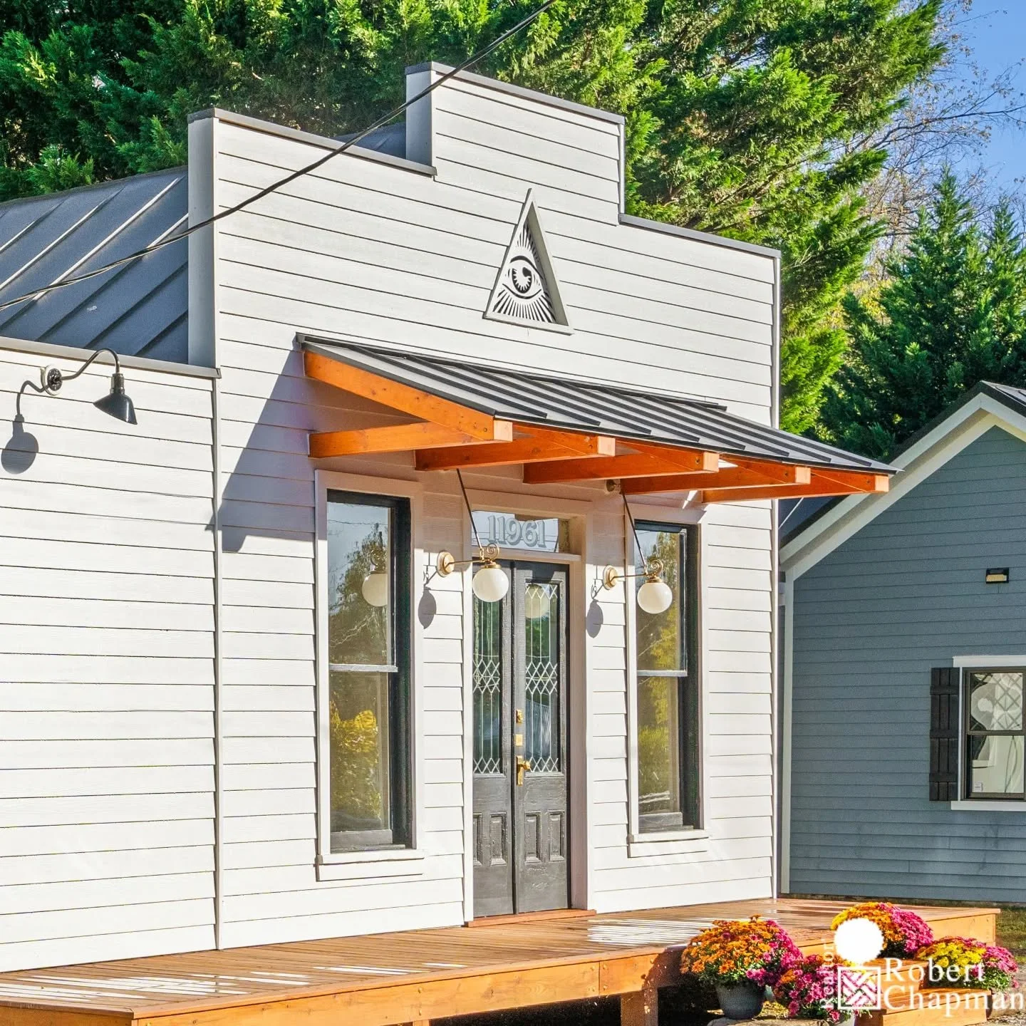 GOOD MORNING from Sperryville 🌞
.
The Old Grey Eyes Store - a flat front charmer completely overhauled and ready for its next adventure. Link in bio
.
#historicbuildings #sperryville #huntcountry #huntycountryva #generalstore #retail #commercialbuil