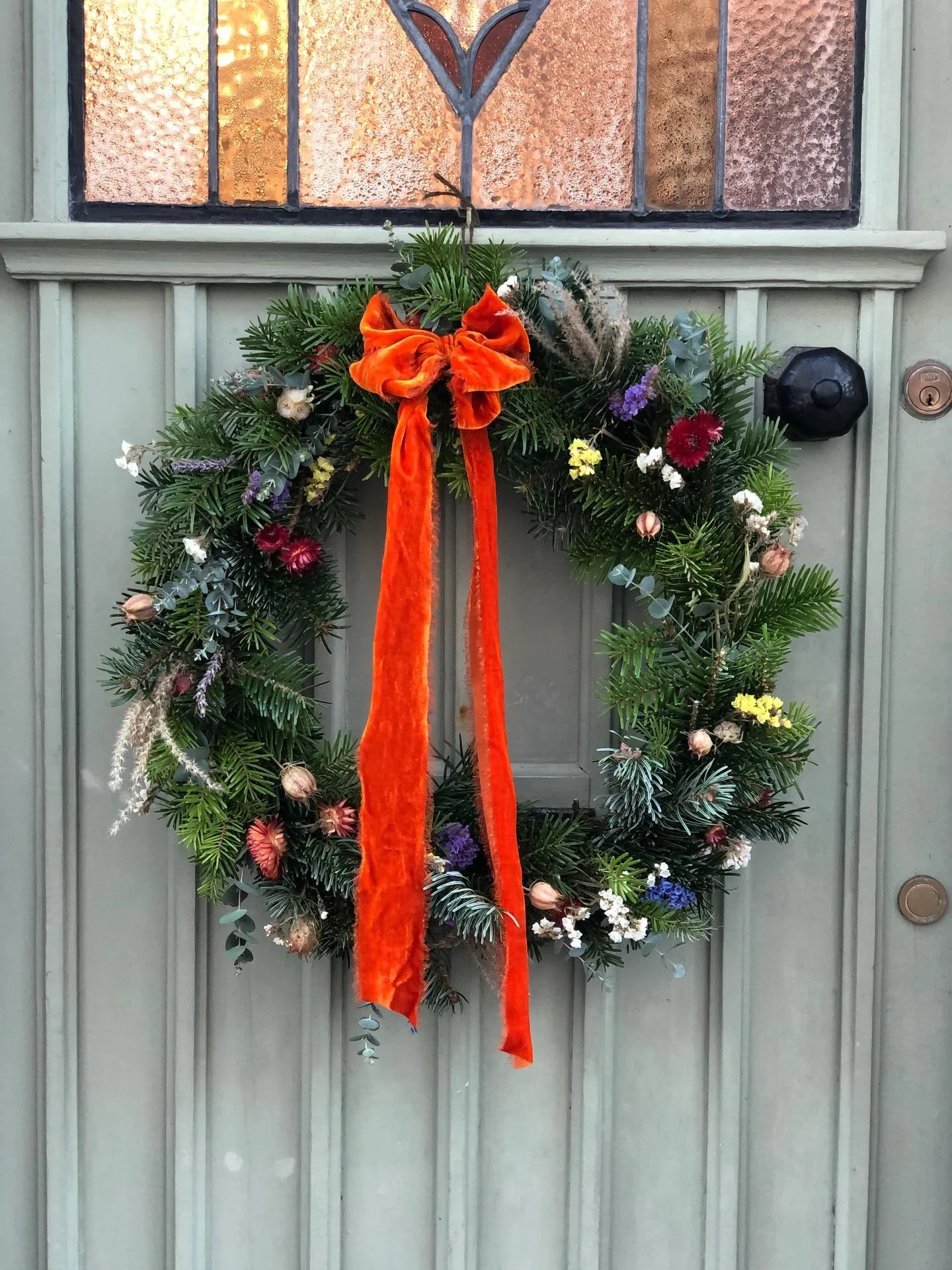 Wreaths 🥹🥰 I love them. Come and make your own Christmas wreath with me at the beautiful @chintzandwood next Tuesday 25th Nov. It will be so so lovely. All the ingredients were grown in my garden (except the Christmas tree cuttings and eucalyptus w