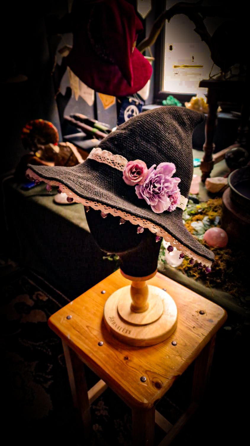 Chapeau Queen Mab - Noir, crème et améthyste