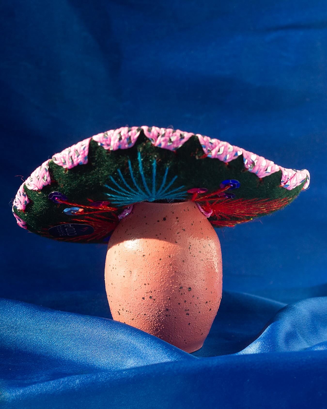 Pinky has entered the chat 🎀
.
.
.
.
.
#ceramics #pottery #ChicagoCeramics #chicagopottery #dooody #DOOODYDesigns #vase #minatures #minaturepottery #miniaturevase #setdesign #productphotograpy #sombrero #pink #pinkdecor